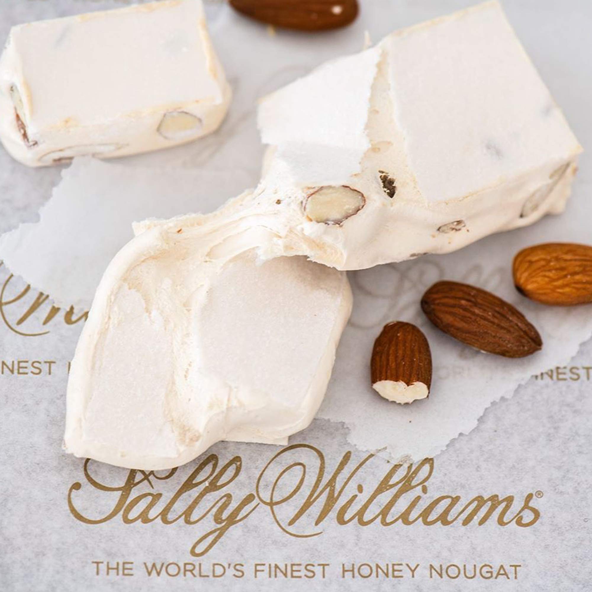 Sally Williams, Premium Soft Honey Nougat Geschenkbox – handgefertigte Nougats mit gerösteten Mandelnüssen – 150 g Packung mit 10 Stück