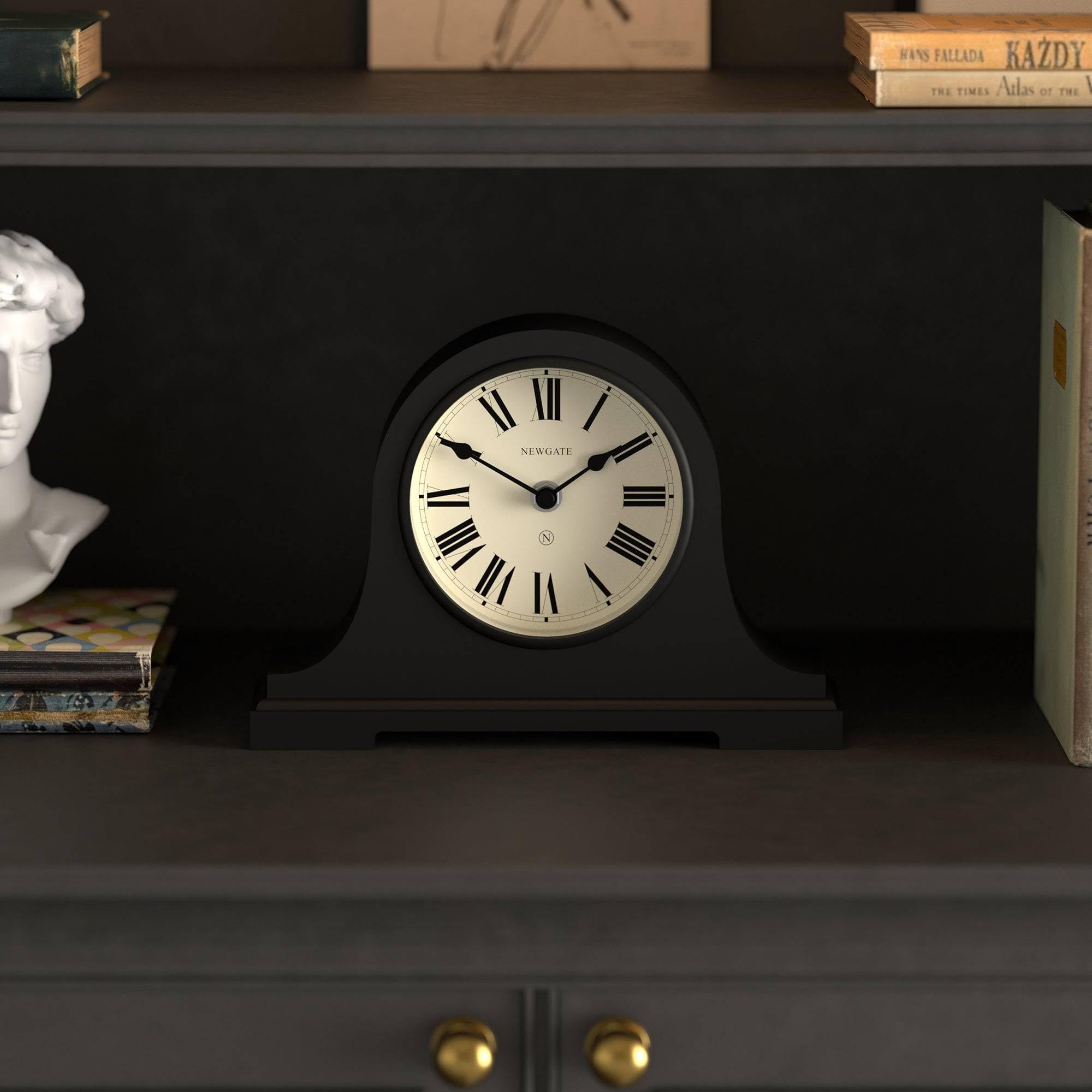 NEWGATE® Broadway Reloj de repisa | Diseño clásico del Sombrero de Napoleón | Negro | Números Romanos | Estilo Tradicional para Escritorio, Superficie de Mesa, estantería o mesilla