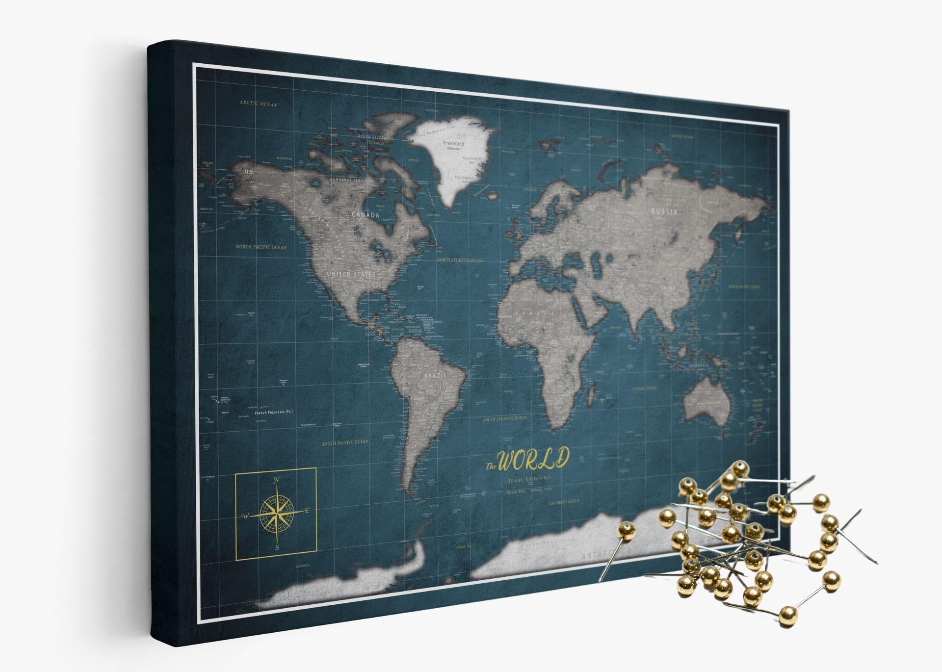 framed concept Spersonalizowana mapa świata z pinezkami 90 x 60 cm – tablica korkowa dla podróżujących, ręcznie wykonana dekoracja ścienna z 50 złotymi pinami – wyjątkowy pomysł na prezent