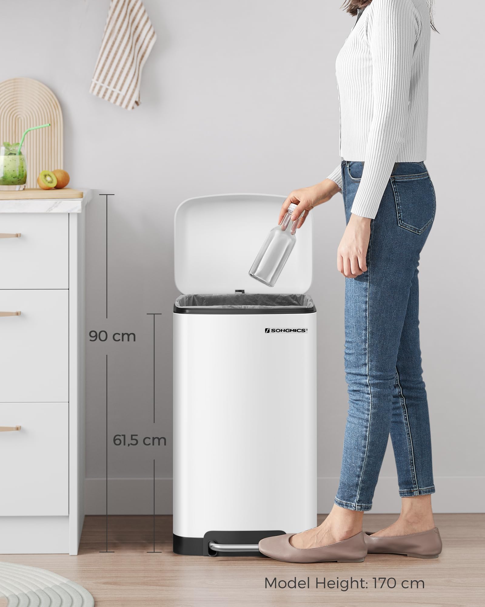 SONGMICS Cubo de Basura para la Cocina, 30 L, Cubo de Pedal de Acero con Tapa y Cubo Interior, Cierre Suave, Blanco LTB01W