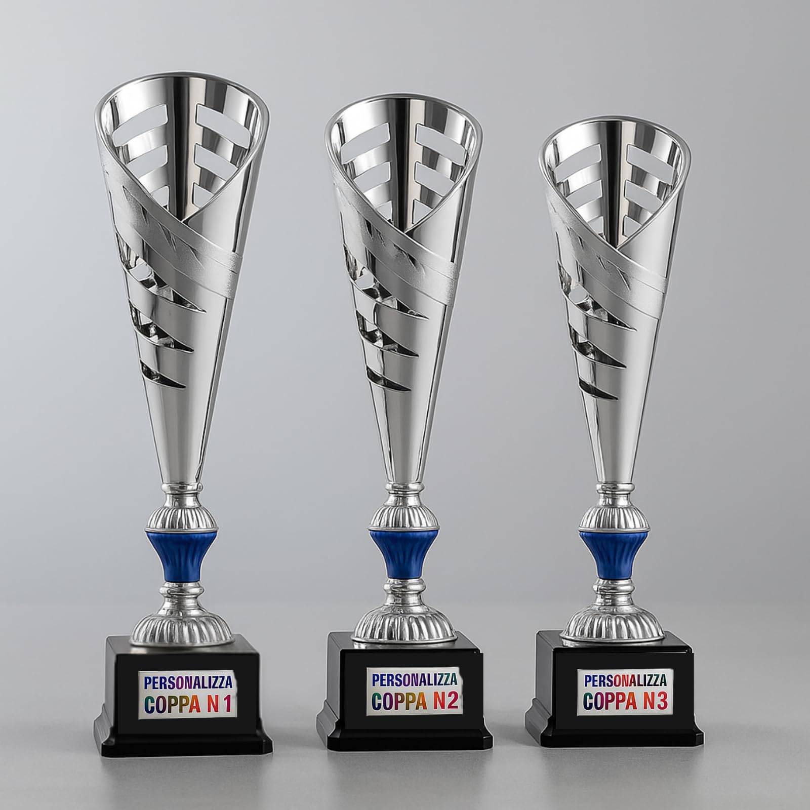 D&Vlab Kit Set Tris Coppe Trofei Personalizzati Premiazioni con Targhetta Inclusa per 1º‑2º‑3º Posto 41 40 39 cm – Ideali per Sport, Eventi, Fantacalcio, Calcio, Tennis, Padel, Bigliardo e Giochi