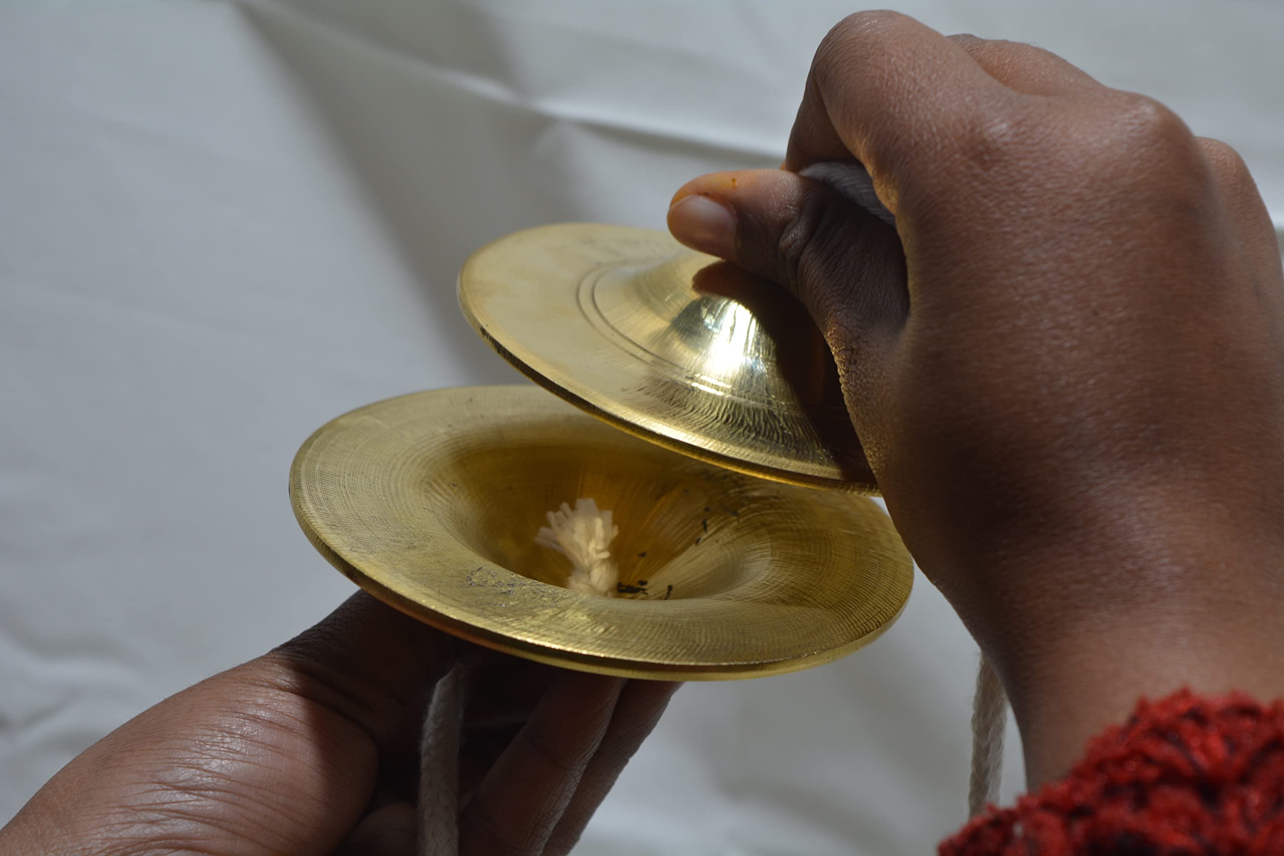 Cymbales Manjira en laiton pour Puja, méditation et Kirtan – Instrument de percussion traditionnel indien avec corde – Petit Kartal Jodi pour Bhajan, Aarti, Temple Worship et musique spirituelle