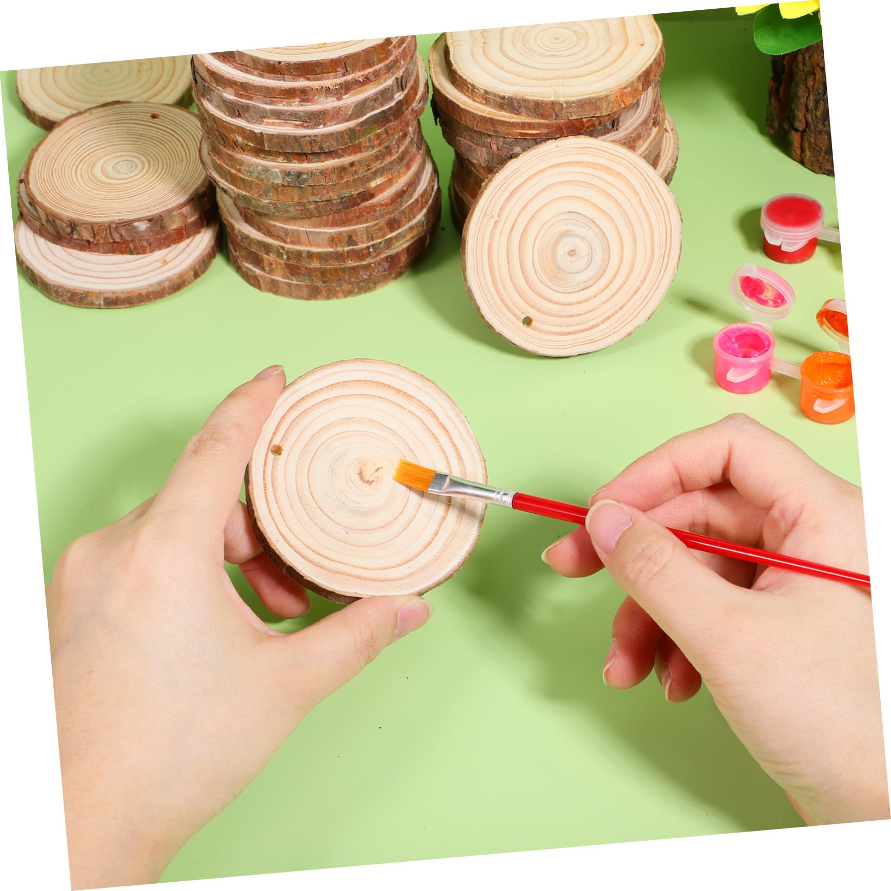 Unbehandelte Runde Holzscheiben 50 Stück mit Bohrung für Bastelprojekte | Holz, Braun, Rustikal Natürliche Optik, Inklusive 10m Jutegarn, für Weihnachten und Shops