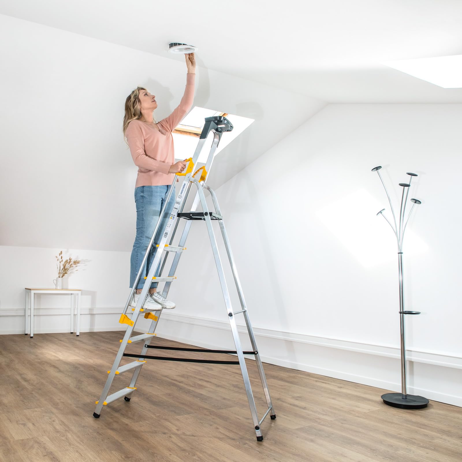 HOSTRÖM Escalera de 7 peldaños DURAMP Segura con rampas, Estante portaherramientas, Estribo Plegable Aluminio, Altura Plataforma 140 cm, garantía de 5 años.