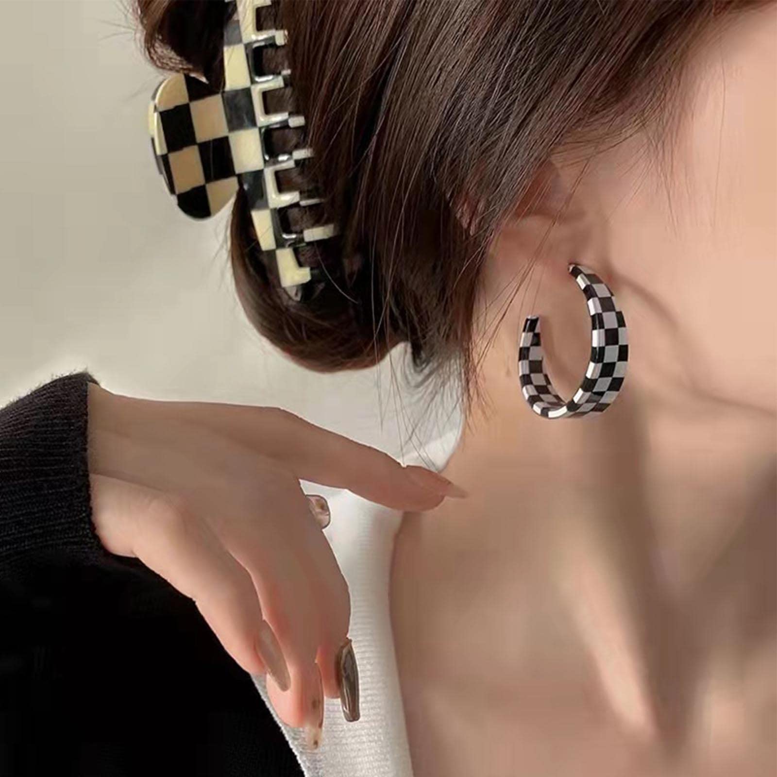 Orecchini A Cerchio A Scacchiera – Huggie Cuore Geometrico Nero/Bianco, Gioielli Acrilico E Metallo, Donna