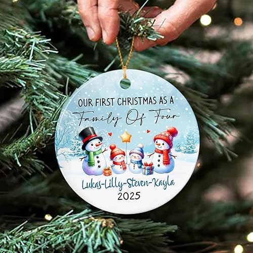 Miniatura 5 de Adorno de cerámica personalizado para familia de 4 muñecos de nieve, nuestra primera Navidad como familia de cuatro, decoración de recuerdo de