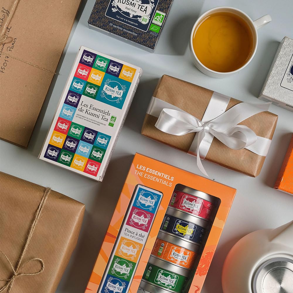 Kusmi Tea - Coffret "Les Essentiels" + Pince à Thé - Assortiment de Thés Bio - Idée Cadeau Homme et Femme - Thés Noirs, Thés Verts et Infusions - Fabriqué en France - 5 Boîtes de 25g