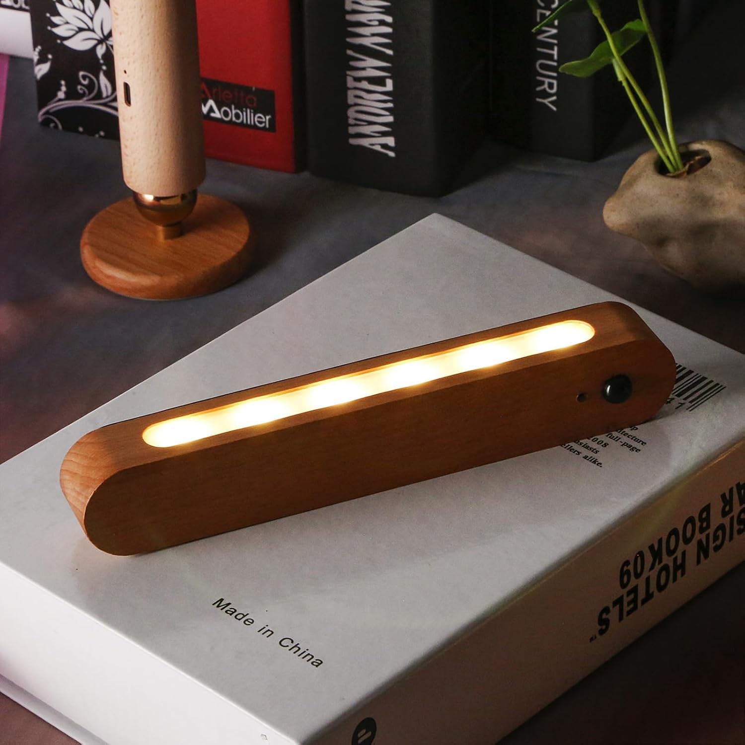 2 luces LED de noche con sensor de movimiento, funciona con pilas, luz magnética recargable por USB con luz blanca cálida para habitación de niños, baño, armario, pasillo, viene