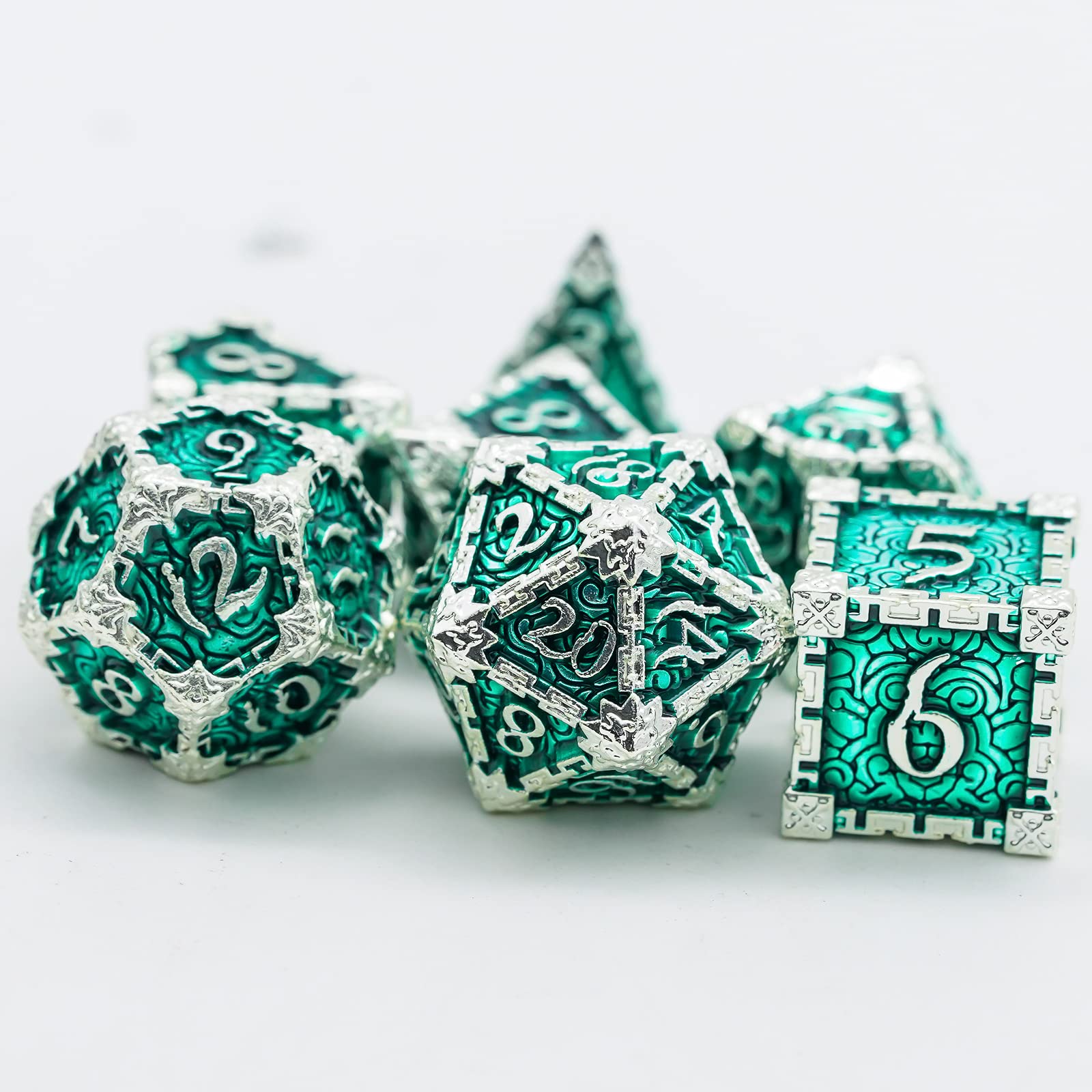 Cusdie 7 dados de metal con caja de metal, juego de dados poliédricos con diseño de daga, para juegos de rol, dados D&D Pathfinder (verde plateado)