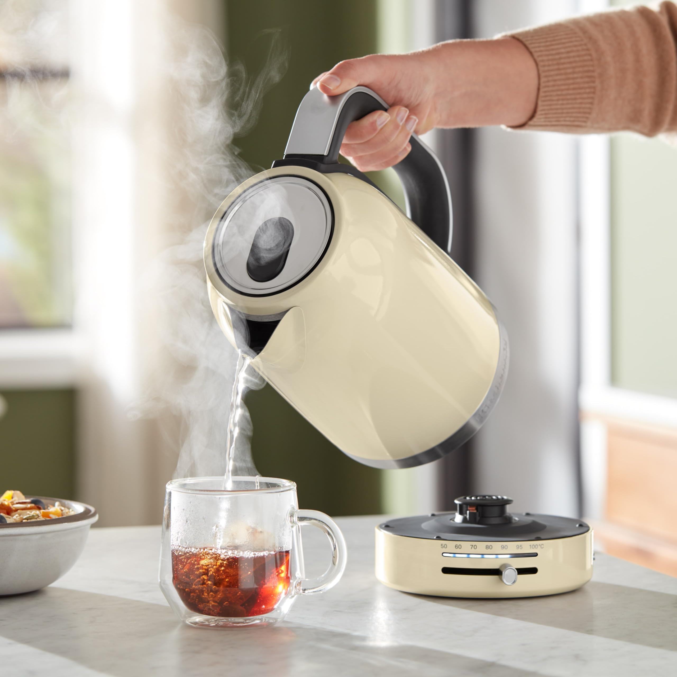 KitchenAid Hervidor de Agua Eléctrico con Control de Temperatura | Calentador Eléctrico de 1,7L | Jarra con Filtro Antical Extraíble | 2400W | Acero Inoxydable (Almendra)