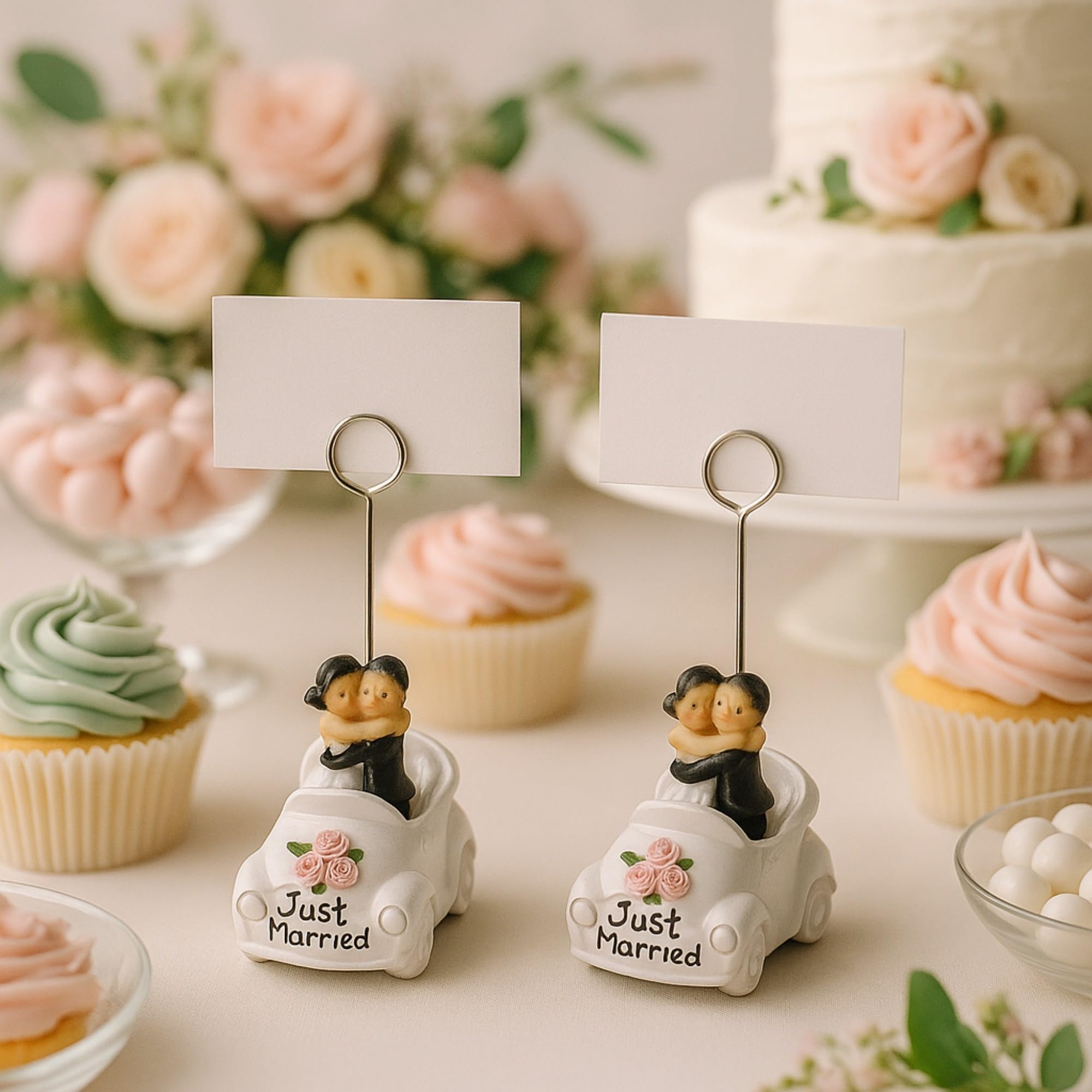 MIJOMA Lot de 12 porte-cartes de table de mariage Just Married Voiture avec couple de mariés – Décoration de table de mariage Porte-cartes de place en polyrésine peinte à la main 8 cm de haut