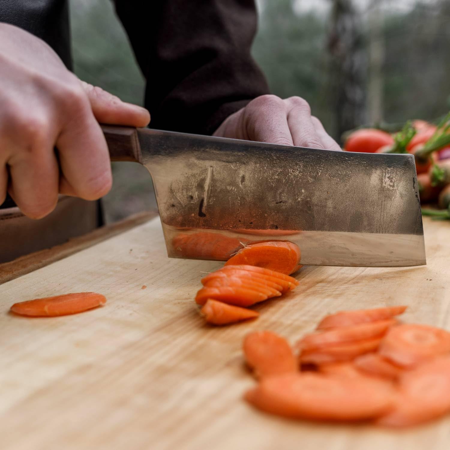 Petromax Hackmesser 17 cm - Handgefertigt in Solingen - Fleischbeil | Robustes Hackbeil aus rostfreiem Stahl, Griff aus Walnuss, 4 mm Klingenstärke zum Zerteilen von Fleisch und Knochen