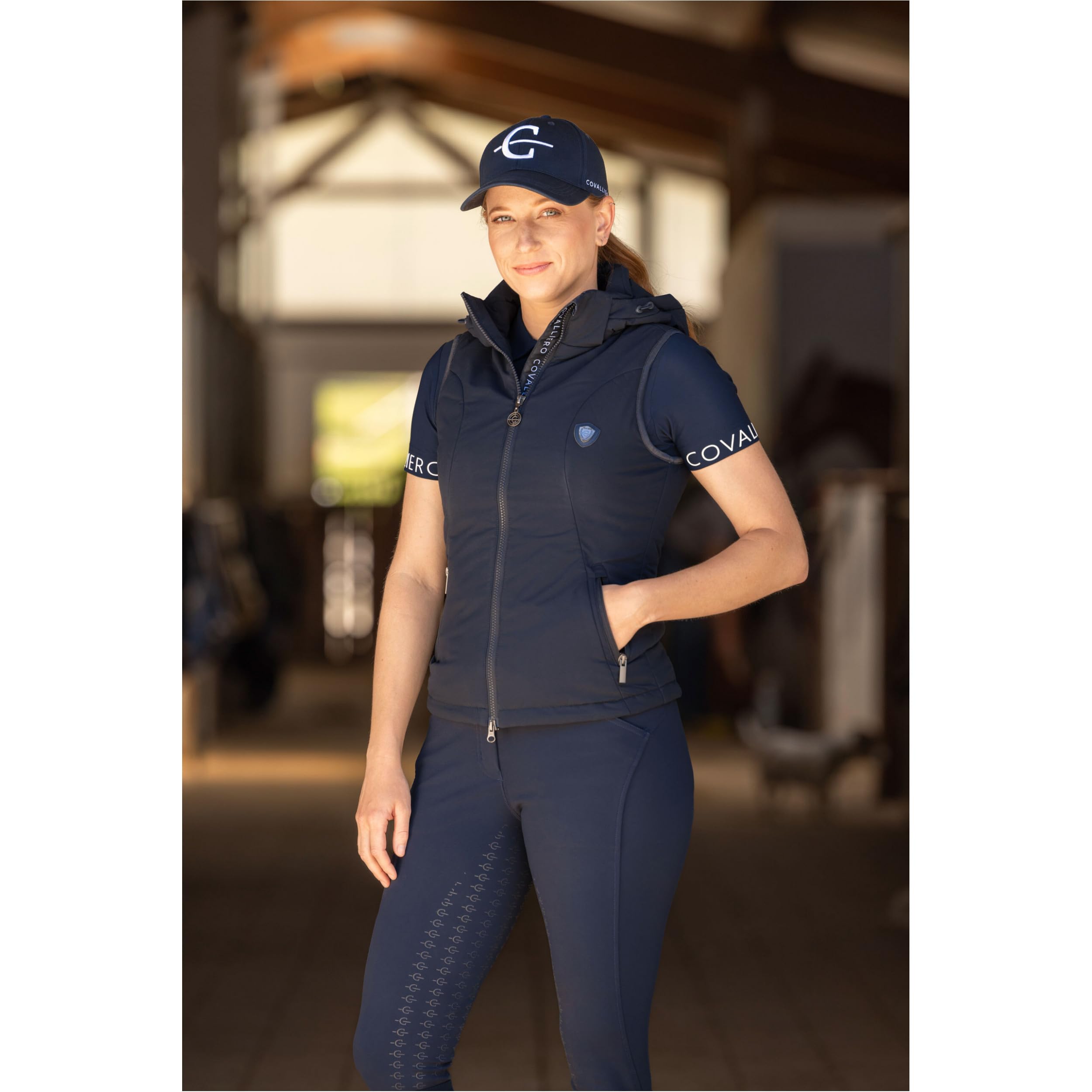 Covalliero - Damen Reitweste – Weste mit abnehmbarer Kapuze – Sportweste aus Polyester – Damenweste mit 2 Taschen & 2-Wege-Reißverschluss – Reitbekleidung in Dark Navy – Größe XS
