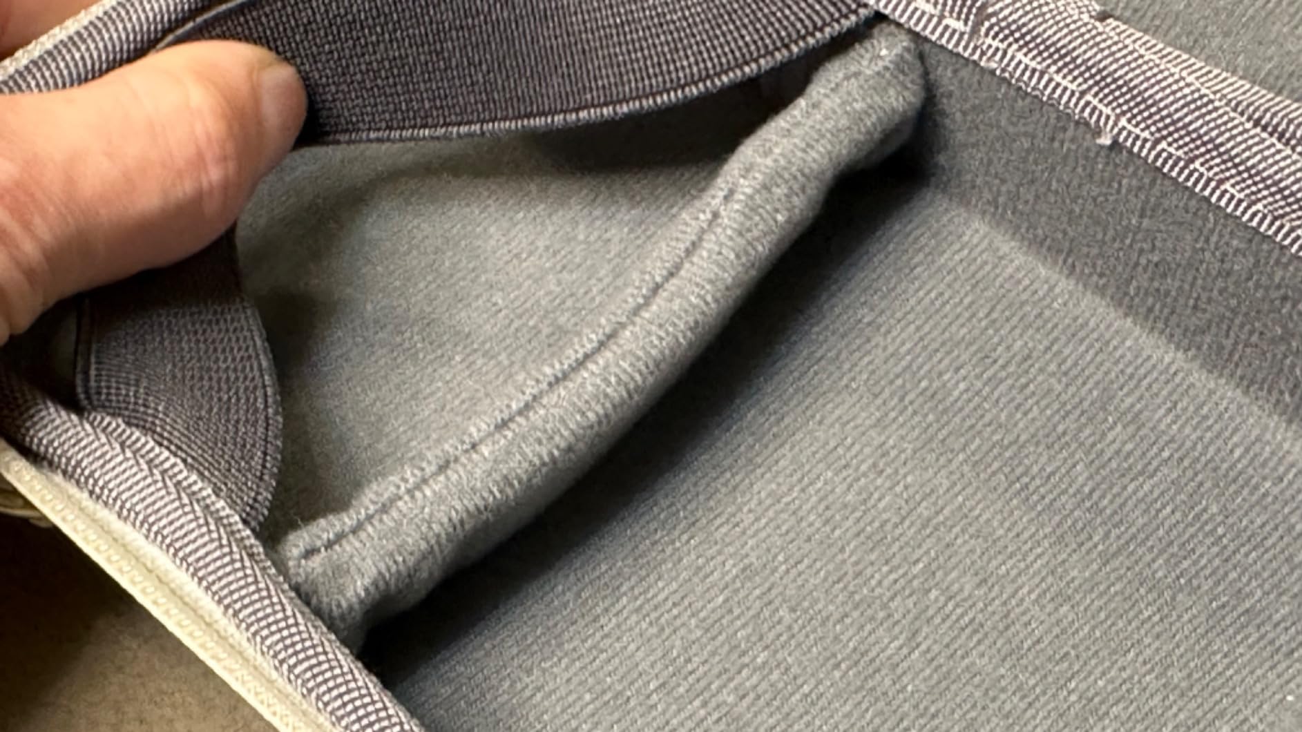 Hårt och högkvalitativt omslag.