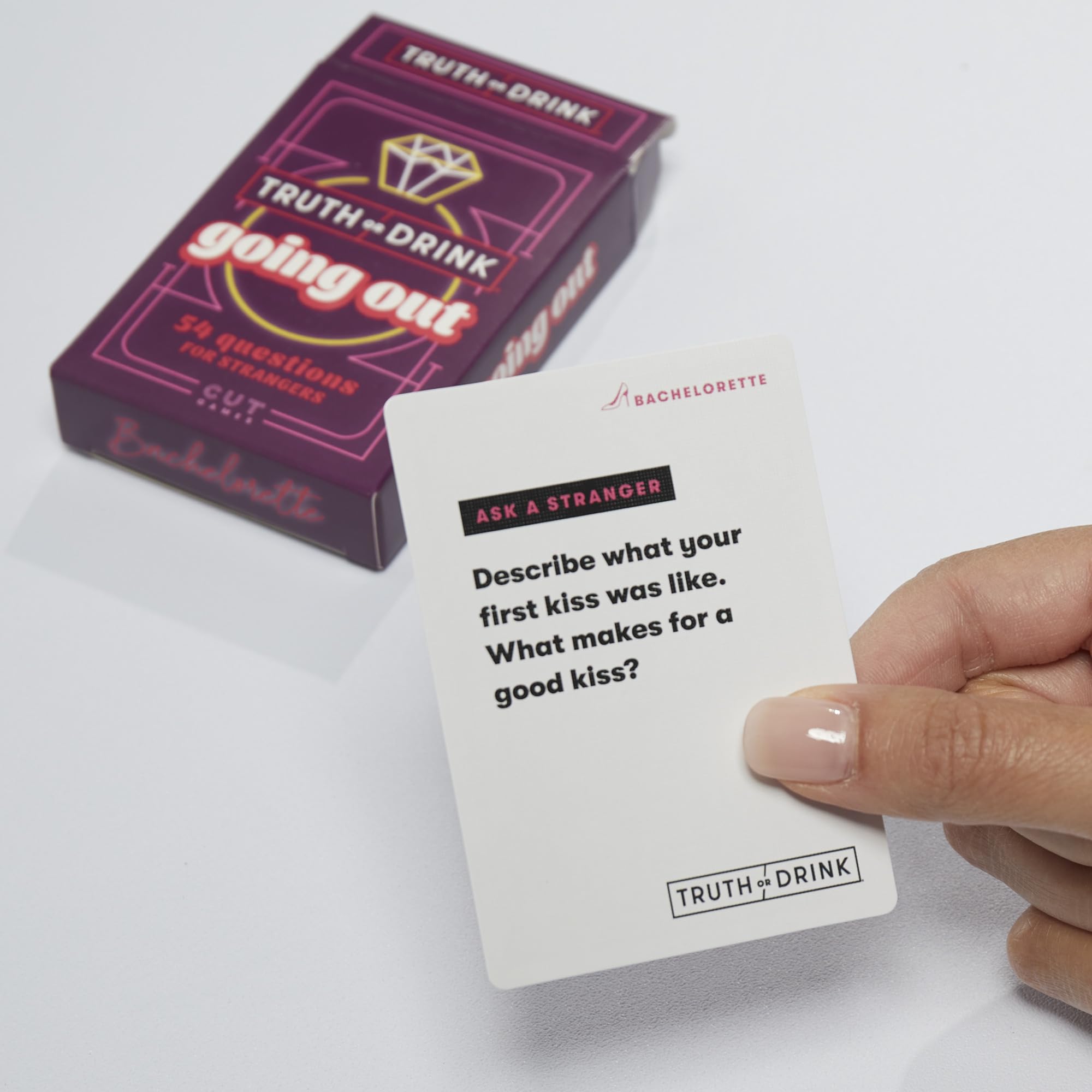 Truth or Drink: Edición de despedida de soltera | Juego de fiesta para adultos por Cut | 108 preguntas reveladoras e hilarantes para noches de niñas fuera o dentro | A partir de 21 años | 2+ jugadores
