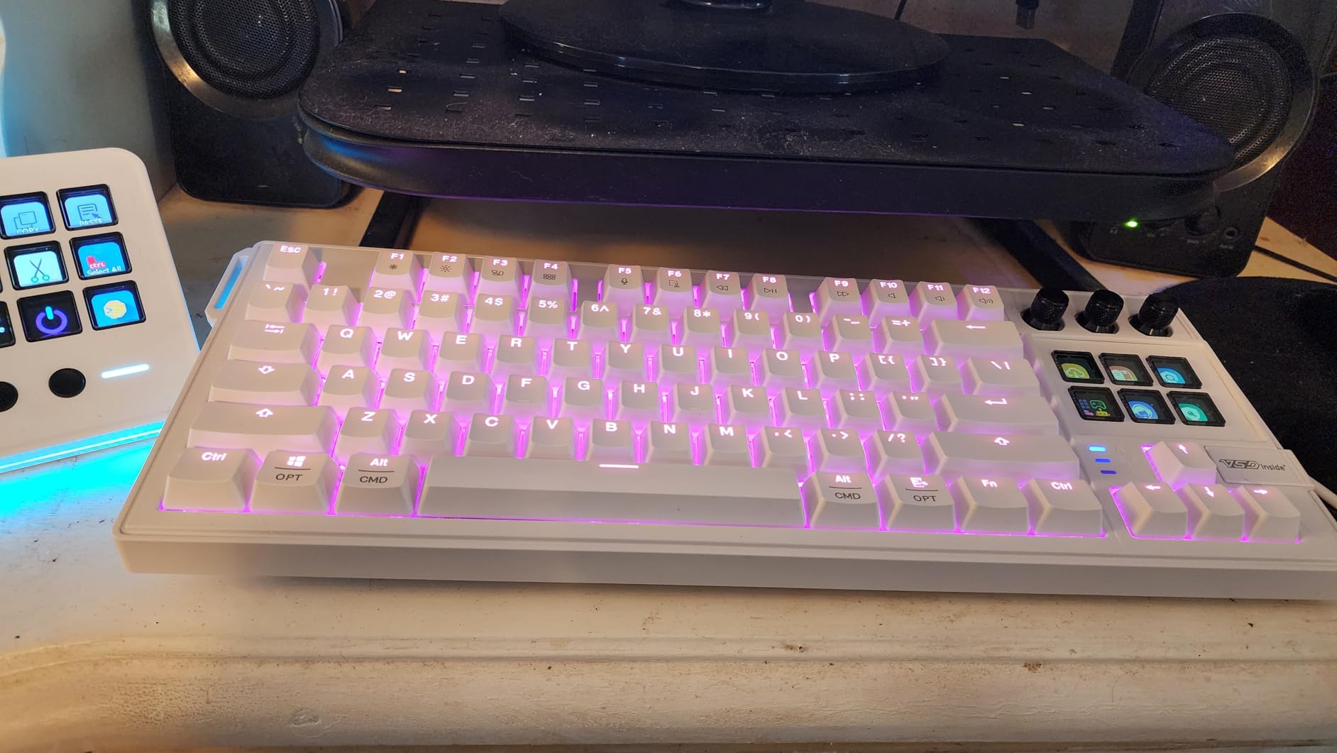Unboxing the VSDINSIDE K1 Pro Macro Keyboard, showing the white keyboard, USB cable, and accessories next to its packaging.