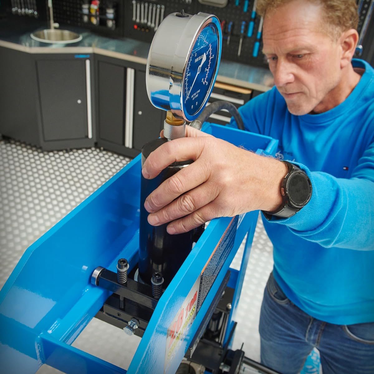 Datona Werkstattpresse 20 Tonnen hydropneumatisch mit Manometer fahrbarem Zylinder höhenverstellbarem Sicherheitskäfig und Hand- oder Druckluftbedienung für Werkstatt und Garage