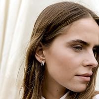 Vista 4 de PAVOI - Aretes de medio aro de plata de ley tipo Huggie chapados en oro rosa, blanco y amarillo de 14 quilates.