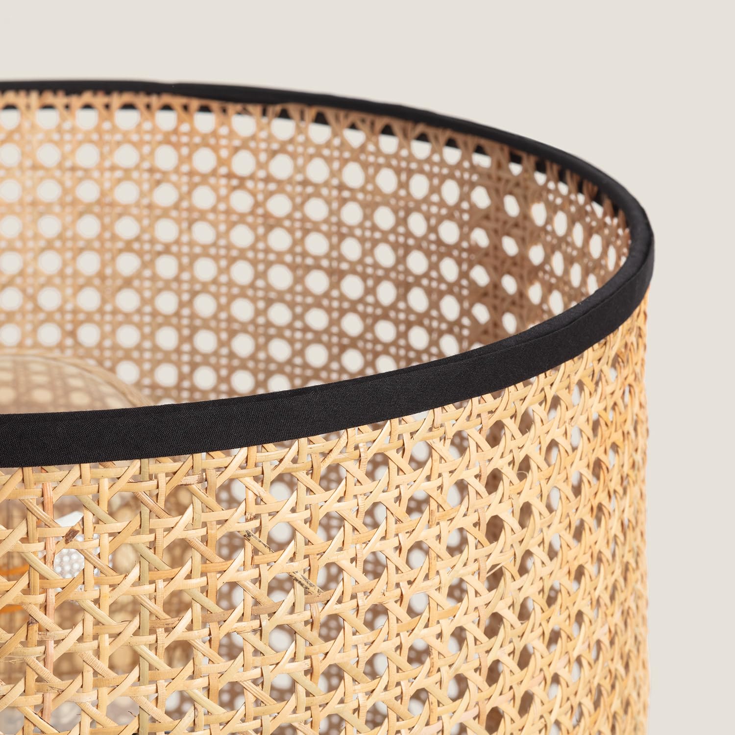 LEDKIA Lámpara de Pie Ratán y Metal Huela Natural | Diseño Rústico y Elegante | Compatible con Bombillas LED E27 | Para Salón; Dormitorio | Altura 1450 mm
