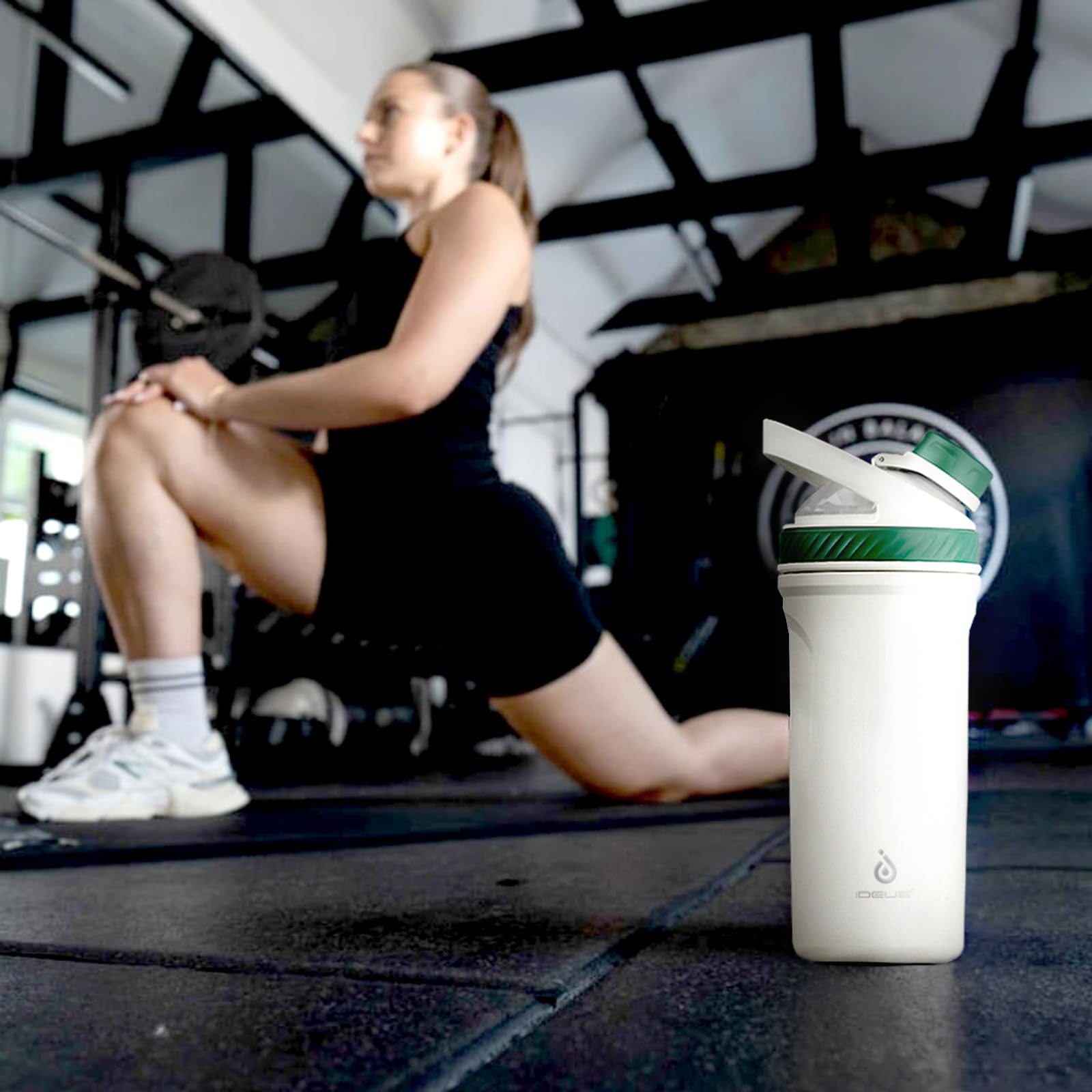 Ideus Shaker Protein Trinkflasche 700ml (24oz)，Doppelwandig Edelstahl Sportflasche mit Skalierlinien, Metall Eiweiß Flasche mit Mischkugel, BPA frei, auslaufsicher Schraubverschluss (Olivenweiß)
