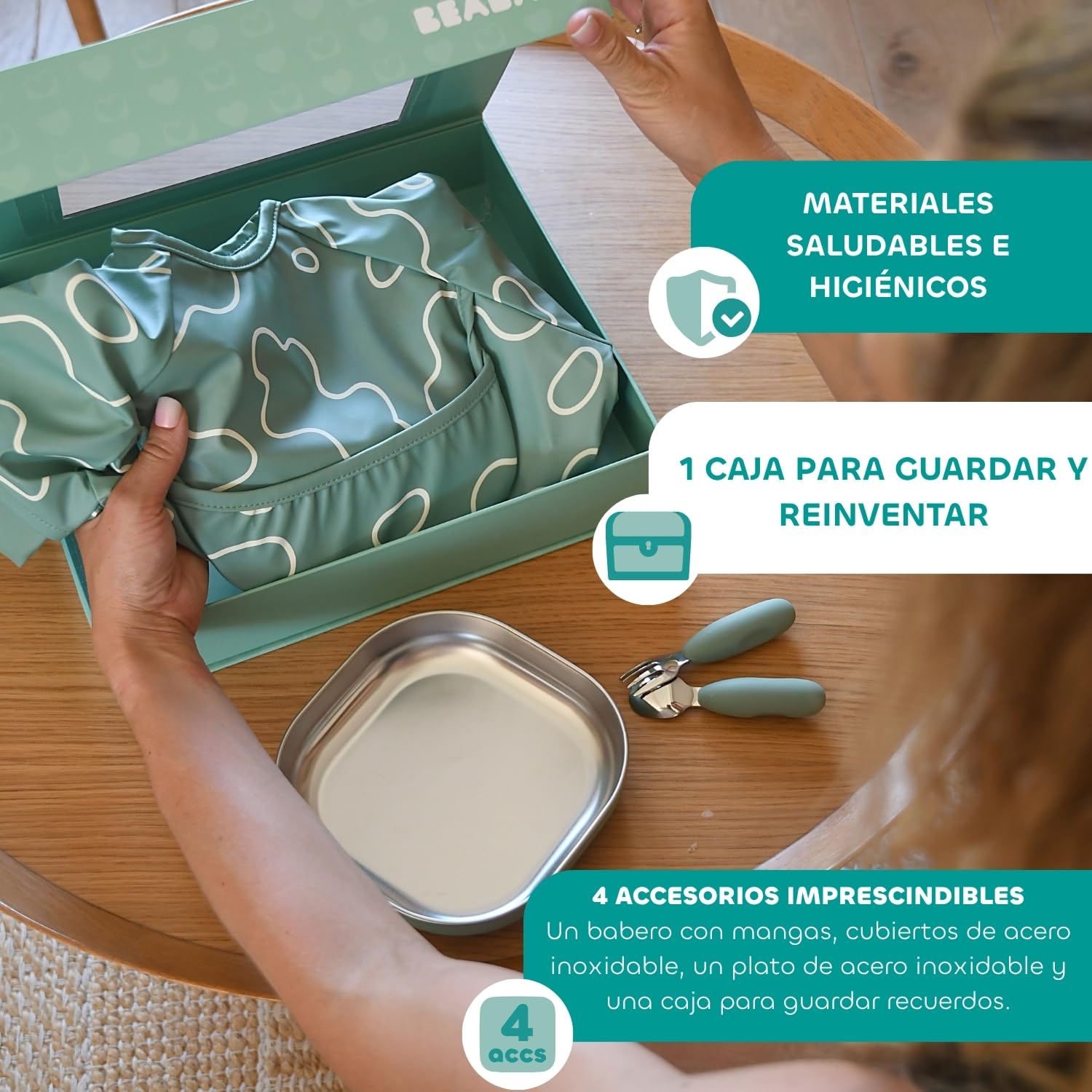BÉABA, Set de Comida Bebé – Regalo de Nacimiento Completo desde 4 Meses – Plato Inox Microondas, Cubiertos Ergonómicos, Babero con Mangas, Caja Recuerdo – Materiales Saludables/Duraderos, Verde Salvia