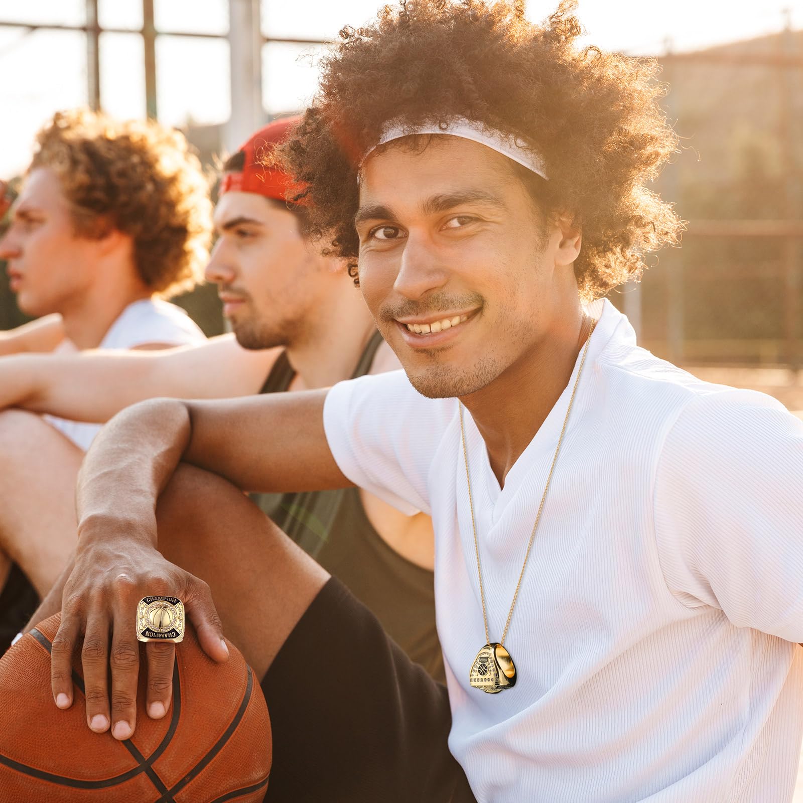 Remuuly 12 anillos de campeón de baloncesto, anillos de trofeo de campeón de baloncesto, premio de regalo con cadena para el cuello y soporte para torneo de baloncesto o ganador de campeones