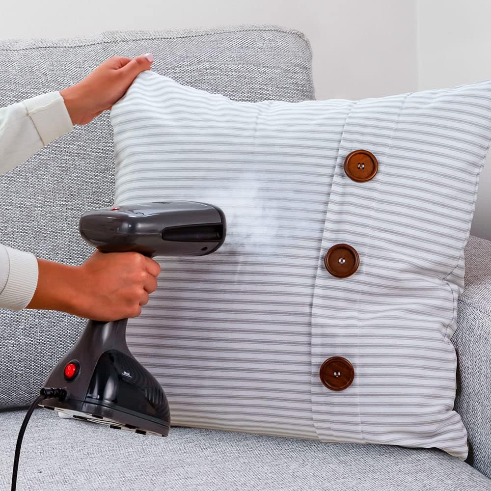 Декоративдик жаздыктын үстүндө буу үтүгүн колдонуп жаткан адам