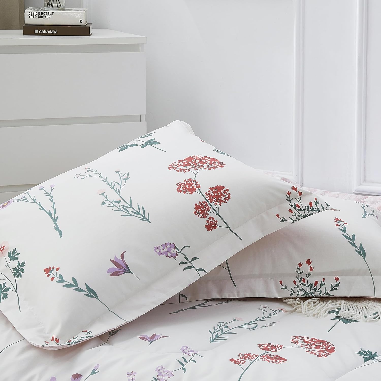Mooreeke Floral Queen Size Comforter Sets, White Vintage Botanical Flower Printed Bedding for All Seasons, 3-Piece Vintage Bed in a Bag with Fluffy Quilted Reversible Comforter & 2 Pillow Shams