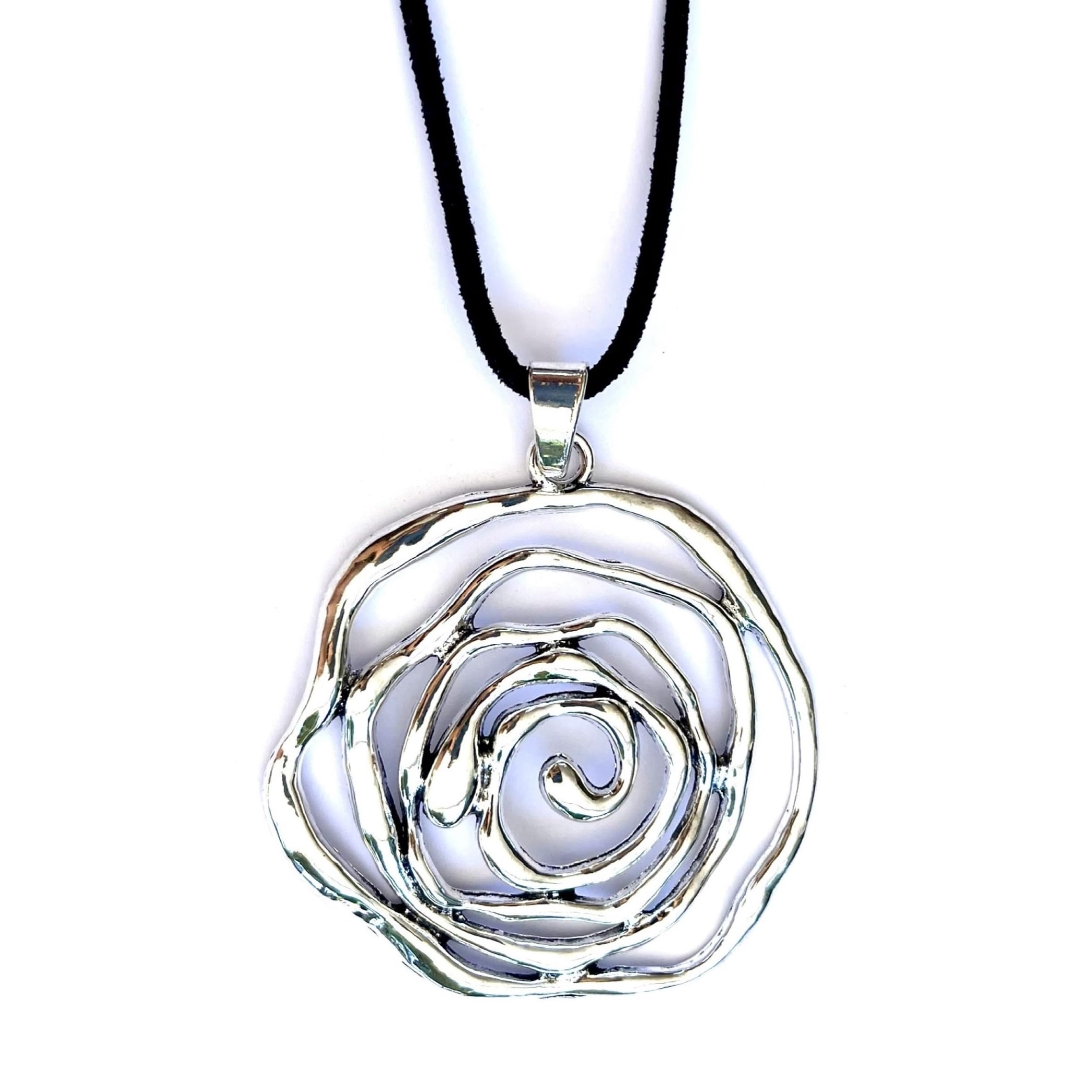 ASTER ALHELÍ Colgante Mujer Grande Espiral Plata - Collar Mujer Flor con Cadena de Antelina Negra - Altura Ajustable - Ideal para Regalo - Flor Espiral Grande (Plateado)