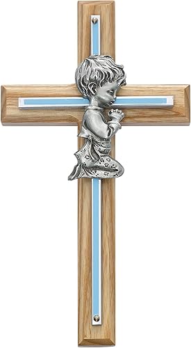 Cruz de roble con niño rezando