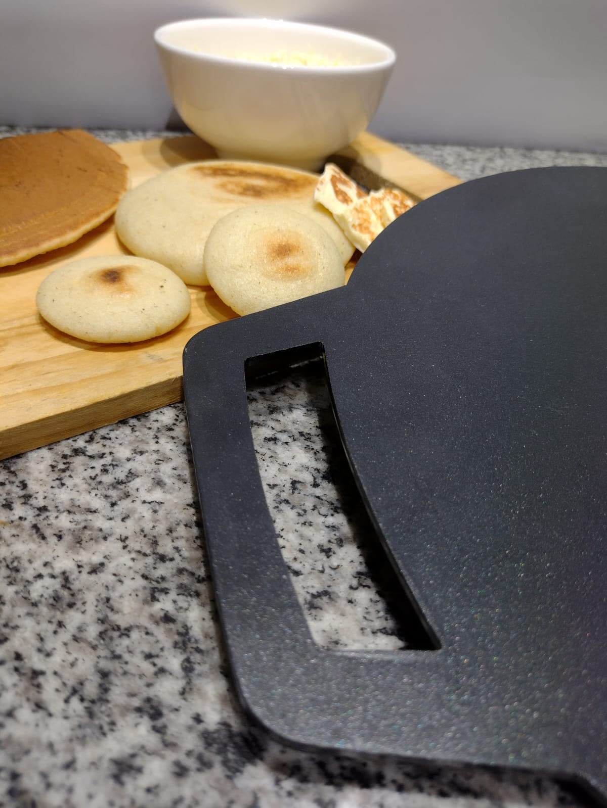 Budare Superficie Antiadherente 30 cm de diámetro, material de aluminio, ideal para arepas, tortillas, crepes, quesadillas, pizza y más.