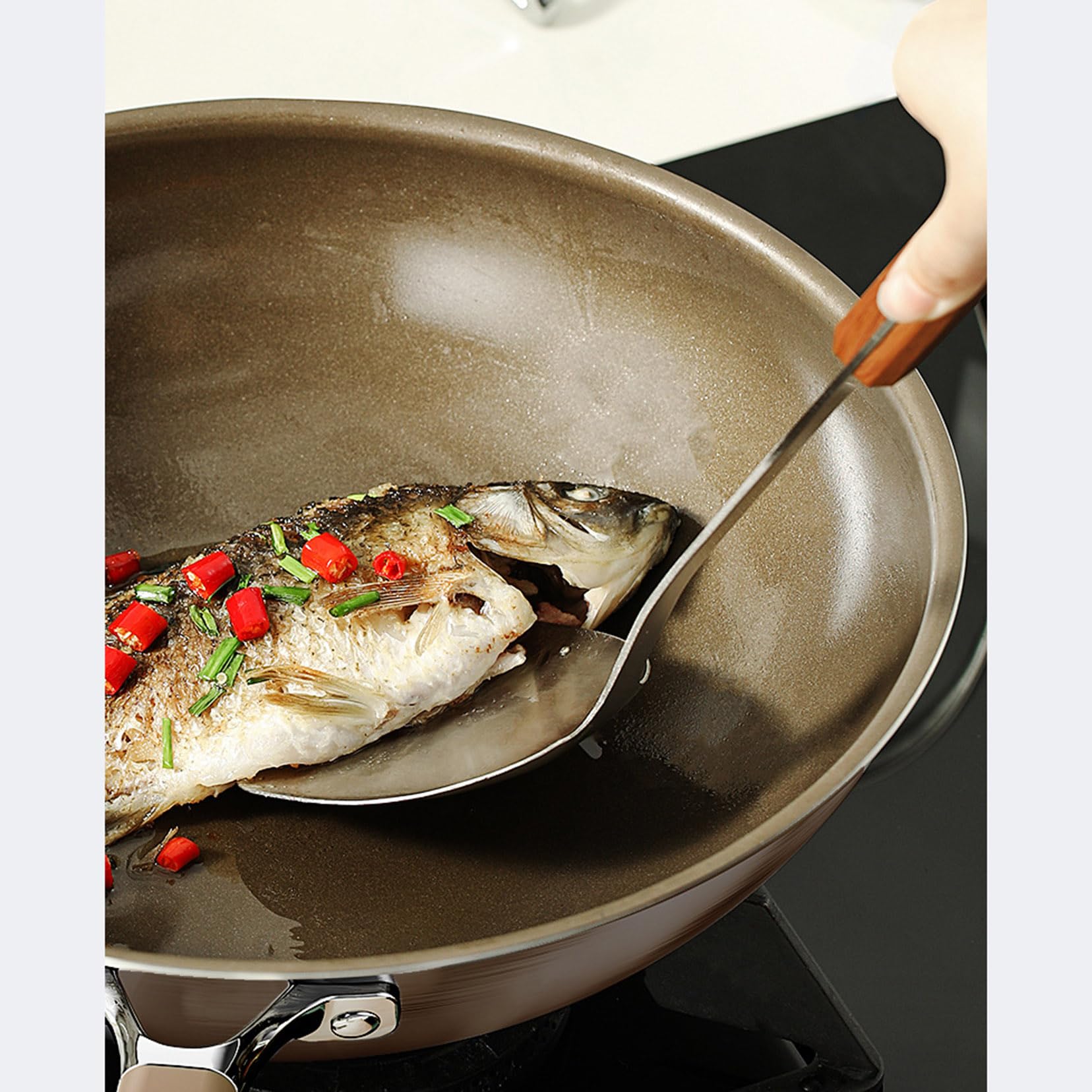Wok in Titanio Antiaderente con Coperchio, Wok da 12,6 Pollici e Padelle per Saltare con Manico Che Resta Fresco, Wok a Fondo Piatto Adatto per Induzione, Elettrico, Gas 34cm