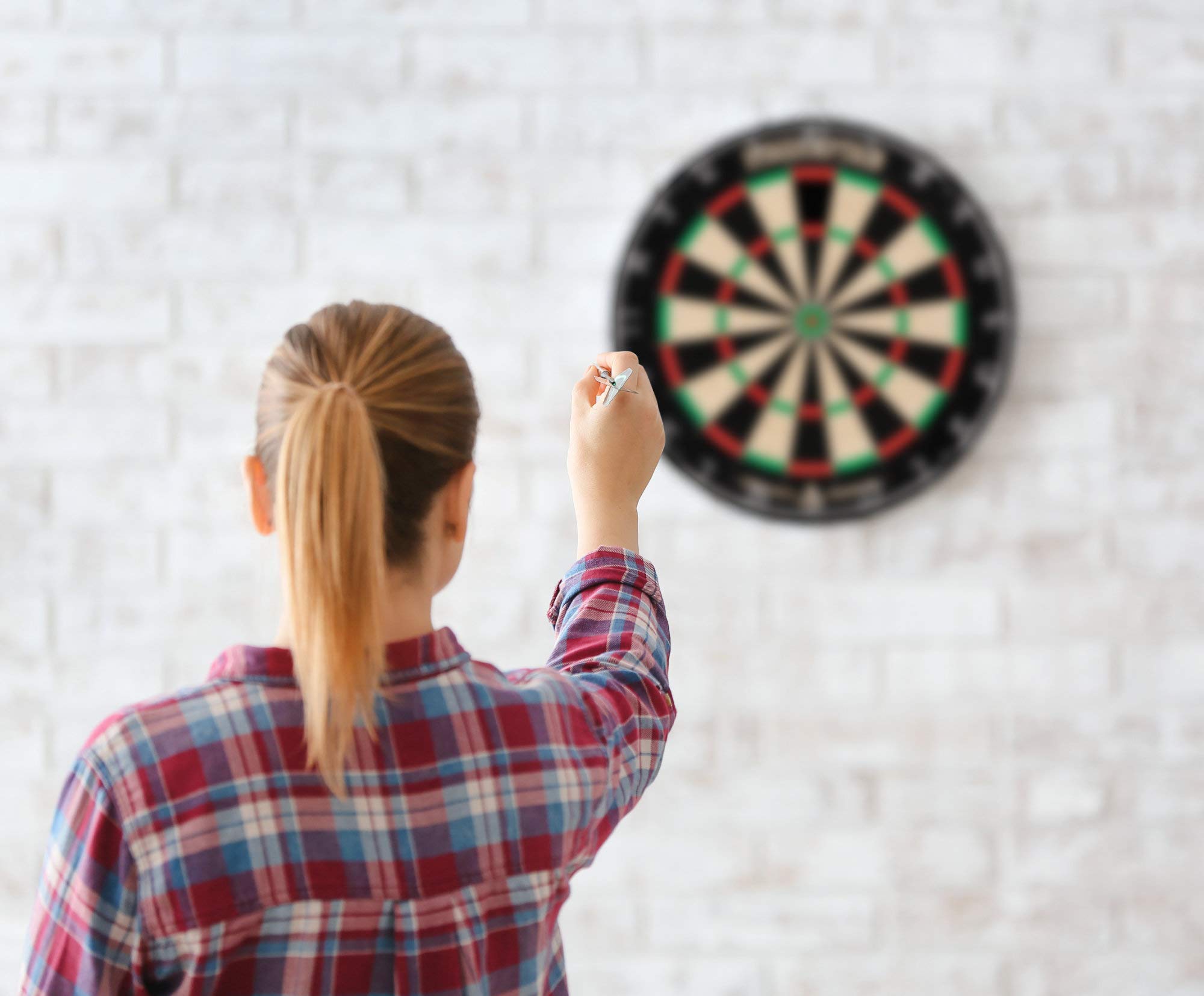 Stagecaptain DBS-1715 Bullseye Pro Dartscheibe mit Pfeilen - Profi Steeldartscheibe aus Sisal - Dartboard mit extra dünnen Drähten - Dart Scheibe mit 6 Dartpfeilen und 4 Sets Flights