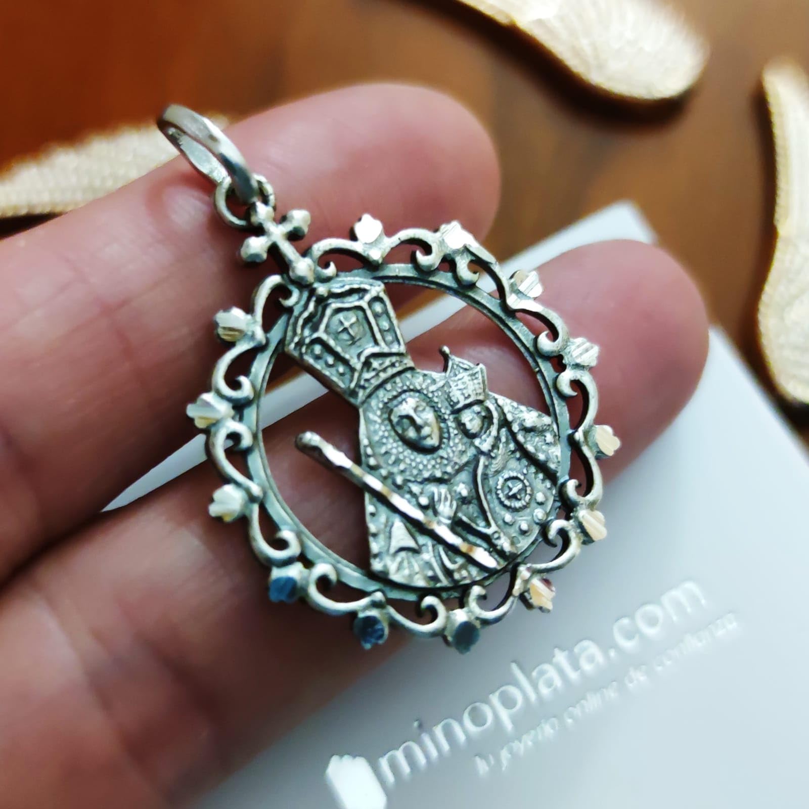 Medalla Colgante Virgen de la Cabeza, Plata de Ley 925 Envejecida, Calada con Cerco Tallado, 40mm x 28mm