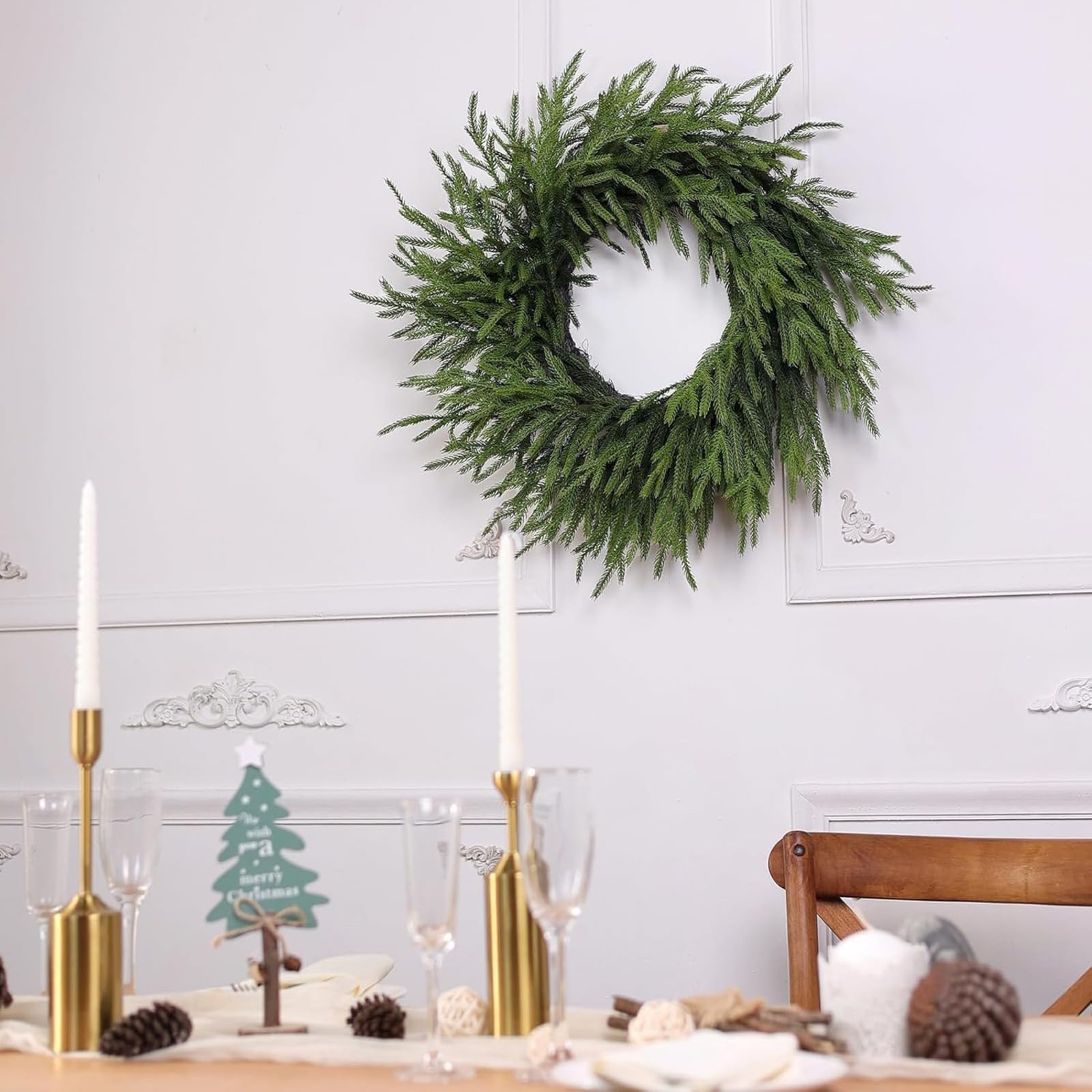 Corona di Pino Norfolk Real Touch - 24 "Natale Artificiale Ghirlanda di Pino Finto Verde per La Porta D'ingresso, Muro, Finestre, Decorazione Natalizia (Verde)
