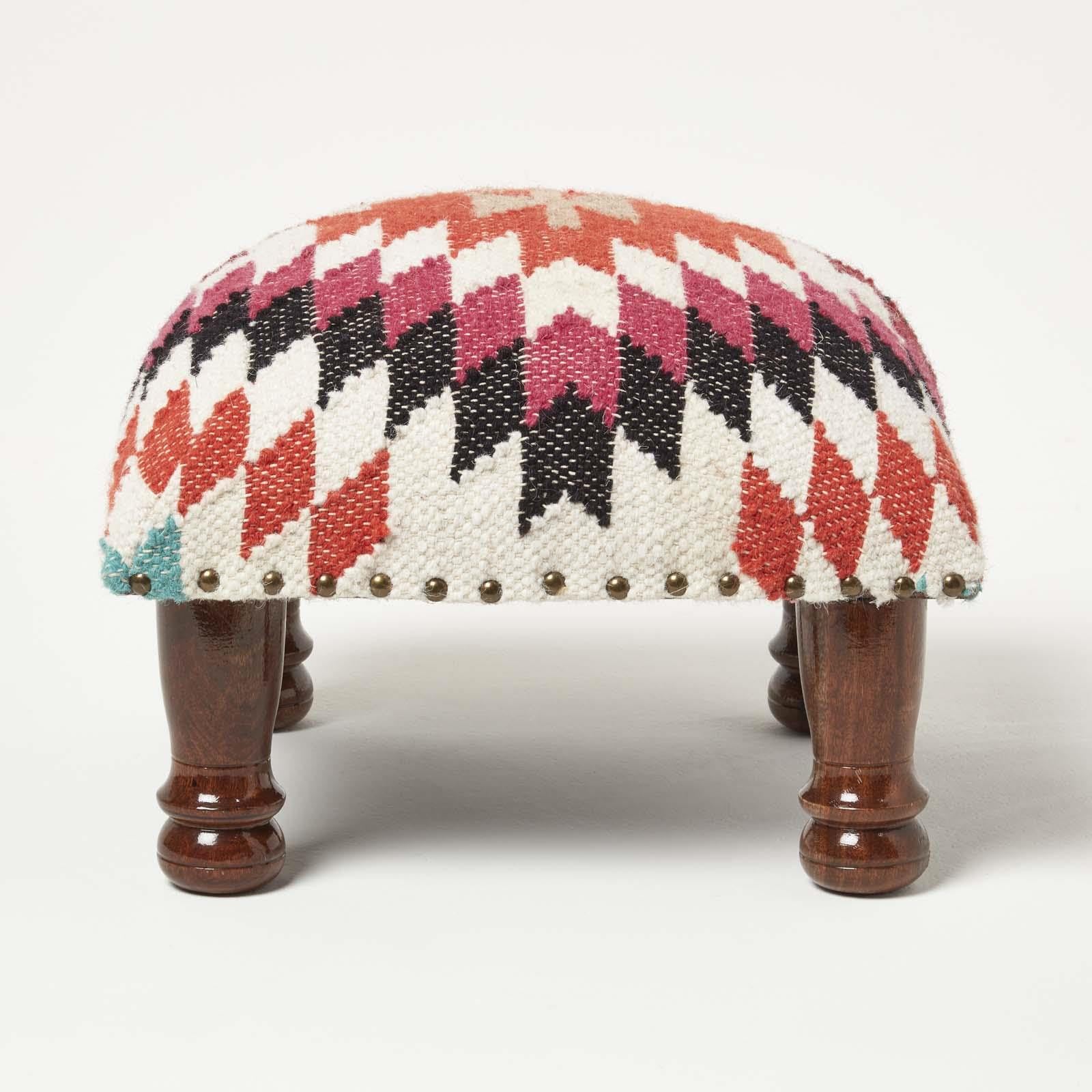 HOMESCAPES Manila Kilim Poggiapiedi tradizionale fatto a mano arancione e rosa su gambe in legno rettangolare 50 x 30 x 40 cm pouf in lana e cotone intrecciato a mano con motivo