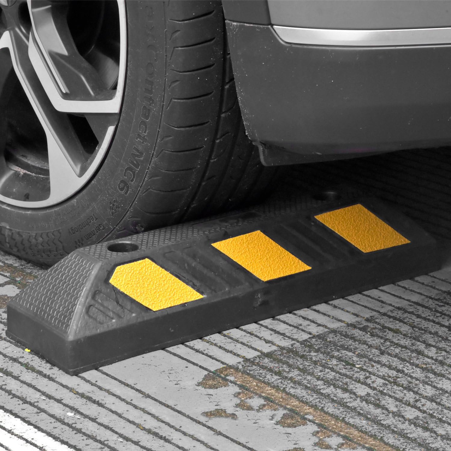 Paquete de 4 bordillos de estacionamiento de goma de alta resistencia de 55 cm, kits de instalación incluidos, tope de piso de garaje de estacionamiento, tapón de rueda para vehículos