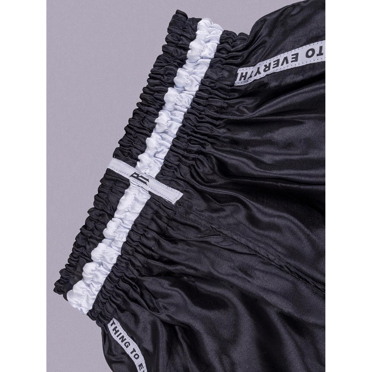 Muay Thai Shorts, Label, Schwarz, Kickboxhose für Training & Wettkampf, Thaibox Shorts Satin, Atmungsaktiv, Langlebig, Kampfsporthose für MMA, K1, Boxen, Thai Boxen