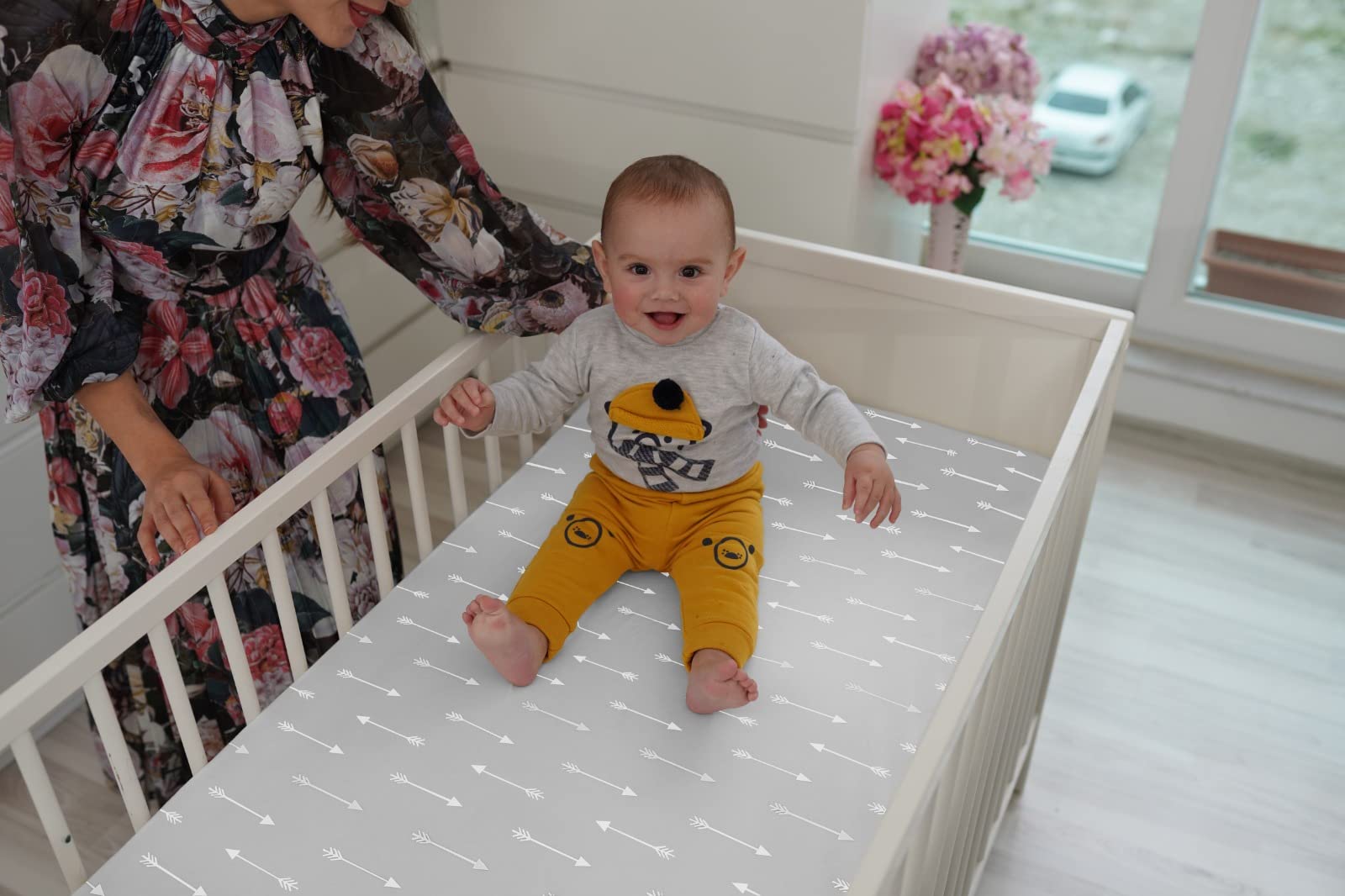 BaeBae Goods Sábanas de cuna para bebés niños y niñas, paquete de 4, juego de sábanas bajeras de punto de jersey suave y transpirable, lindo género neutro para guardería, ajuste universal (triángulos