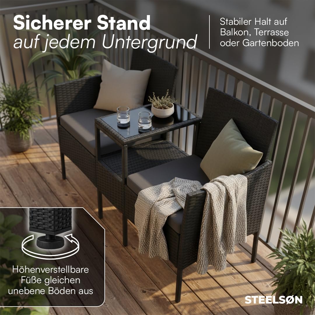 STEELSØN Velara Gartenbank mit integrierten Tisch – Rattan 2er Sitzbank Schwarz inkl. Kissen – Balkonmöbel wetterfest – Terrassen Sitzgruppe bis 320kg – Balkonbank Glas Ablage – Gartensofa