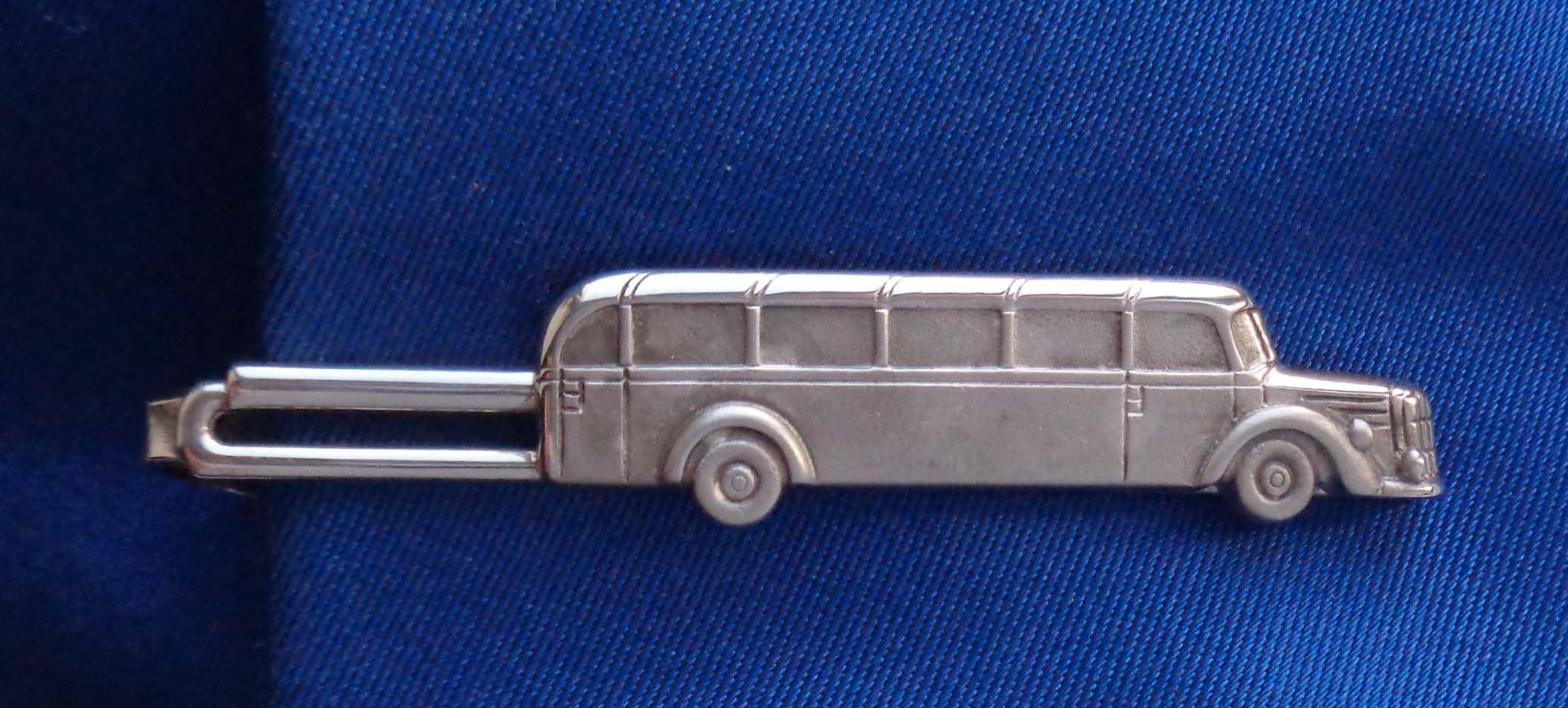 Krawattennadel mit Oldtimerbus ca. 6,8 cm lang silbern satiniert und leicht geschwärzt Patinastil m.i. Germany + Geschenkbox - SALE - Accessoire für die Seidenkrawatte
