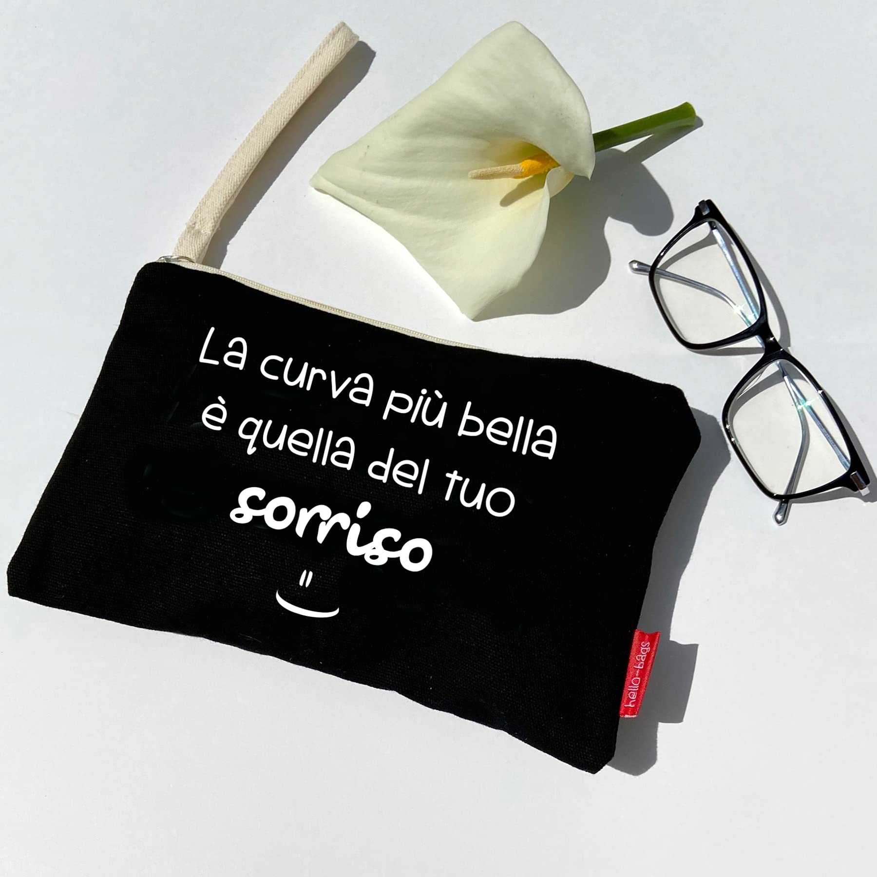 hello-bags Necessaire/pochette in tessuto con cerniera interna e fodera. Include una bella busta regalo kraft. Modello CURVABELLA. Colore: Ecru/Nero. Misure: 23 x 15,5 cm.
