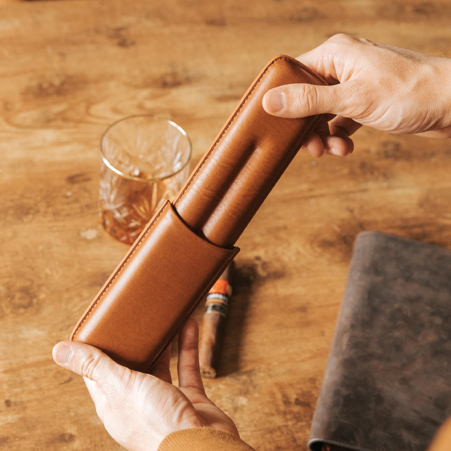 CASE ELEGANCE Estuche de viaje con monograma para dos puros, cuero vegano marrón castaño, estuche de cigarros de alta calidad para hombres, estuche de viaje con accesorios, regalos de lujo para