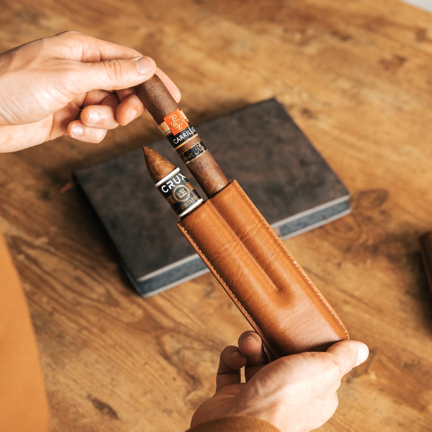 CASE ELEGANCE Estuche de viaje con monograma para dos puros, cuero vegano marrón castaño, estuche de cigarros de alta calidad para hombres, estuche de viaje con accesorios, regalos de lujo para
