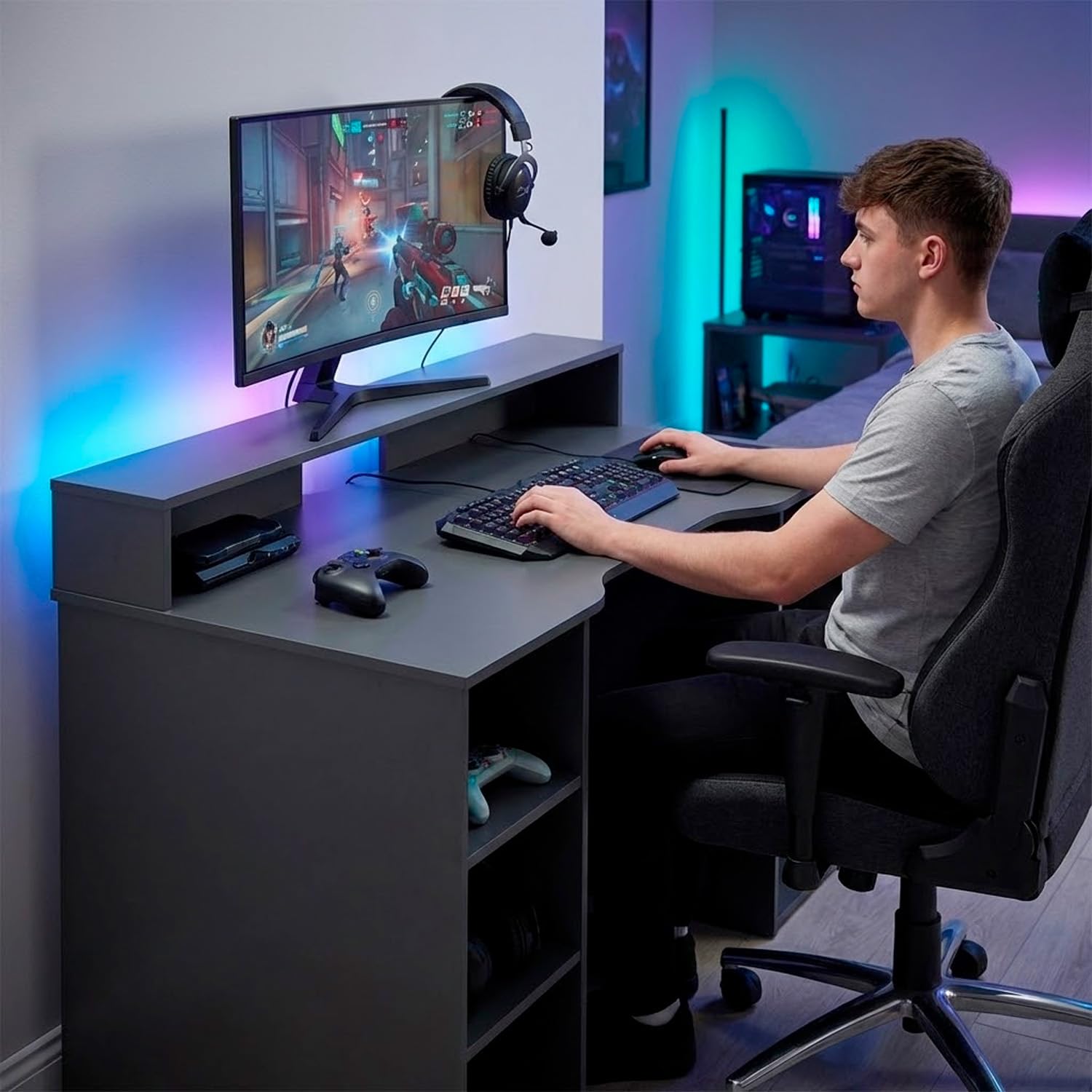 Arreditaly Scrivania Gaming Con Ripiani Porta PC E Supporto Monitor Con Passacavi Tavolo Gamer Reversibile Ampio Piano Ergonomico Per Setup Gaming Studio Ufficio 136 x 67 x 88 Cm Grigio Antracite