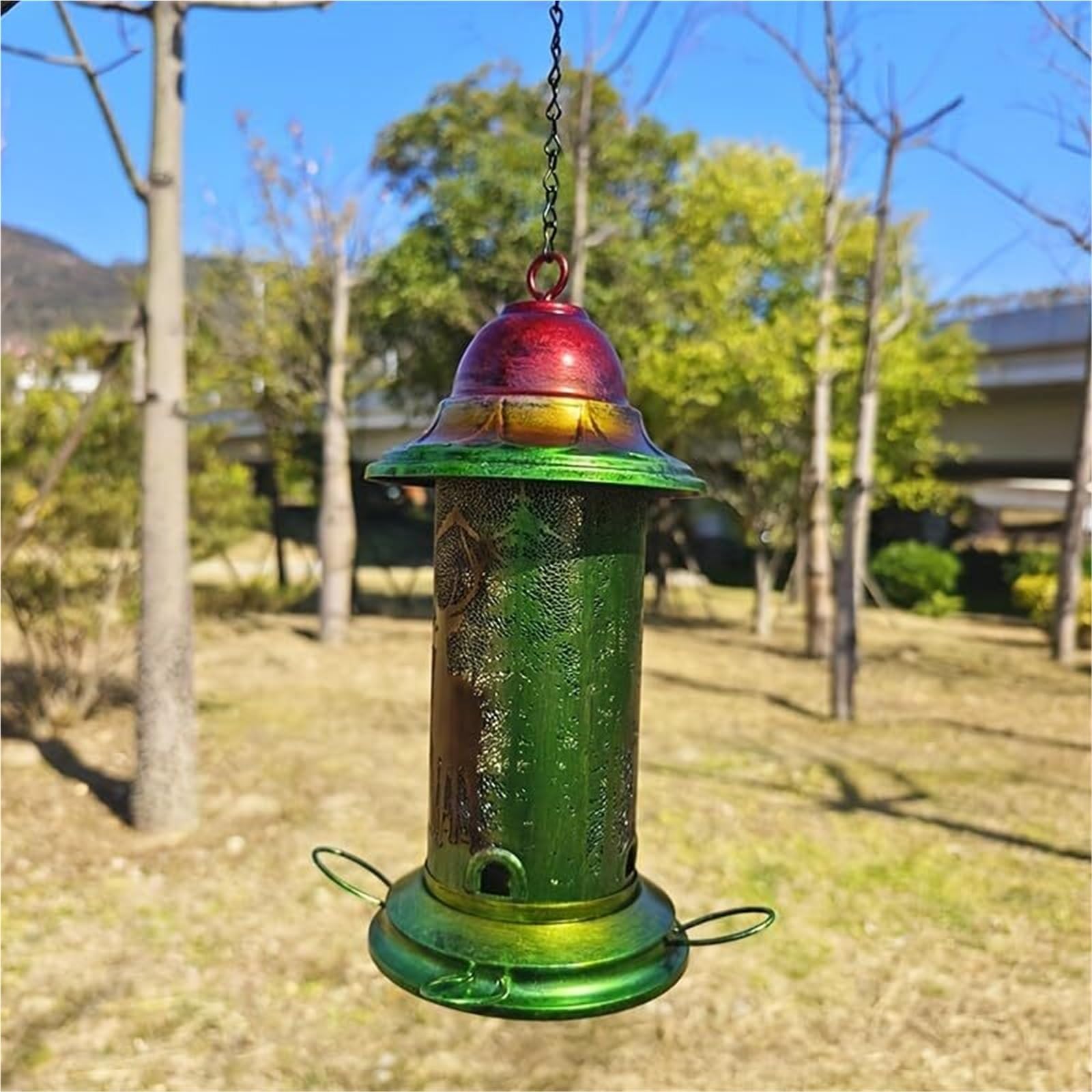 Mangiatoia for uccelli in ferro dal design a lanterna sospesa, contenitore for semi di uccelli selvatici da esterno con base verde in rete metallica for giardino
