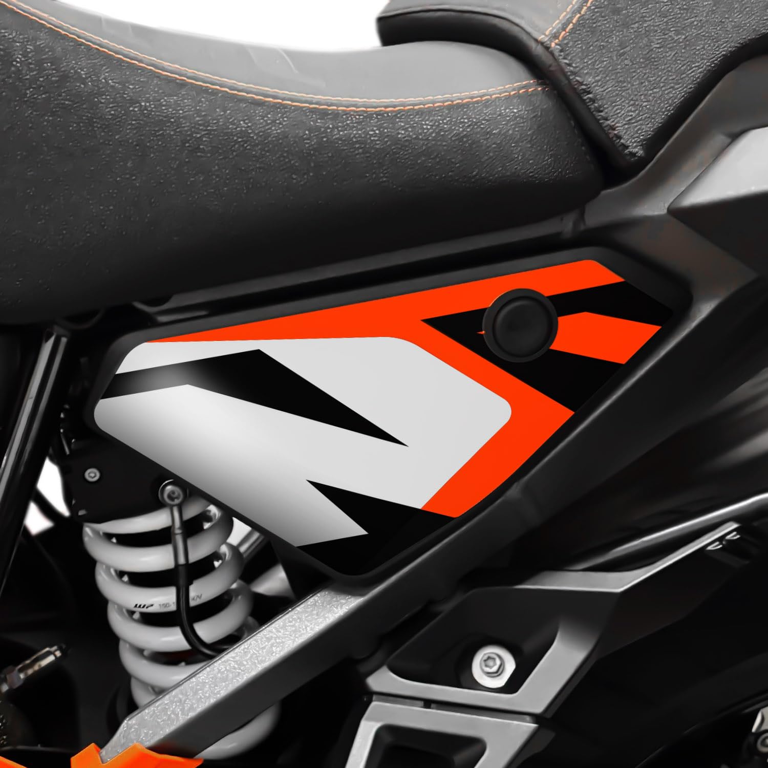 Az Graphishop Plastikowe naklejki pod siodło kompatybilne z KTM 1390 Super Adventure S 2025 Ochrona przed uderzeniami i zadrapaniami Made in Italy ASS-1390SAS-26 (biały i czarny)