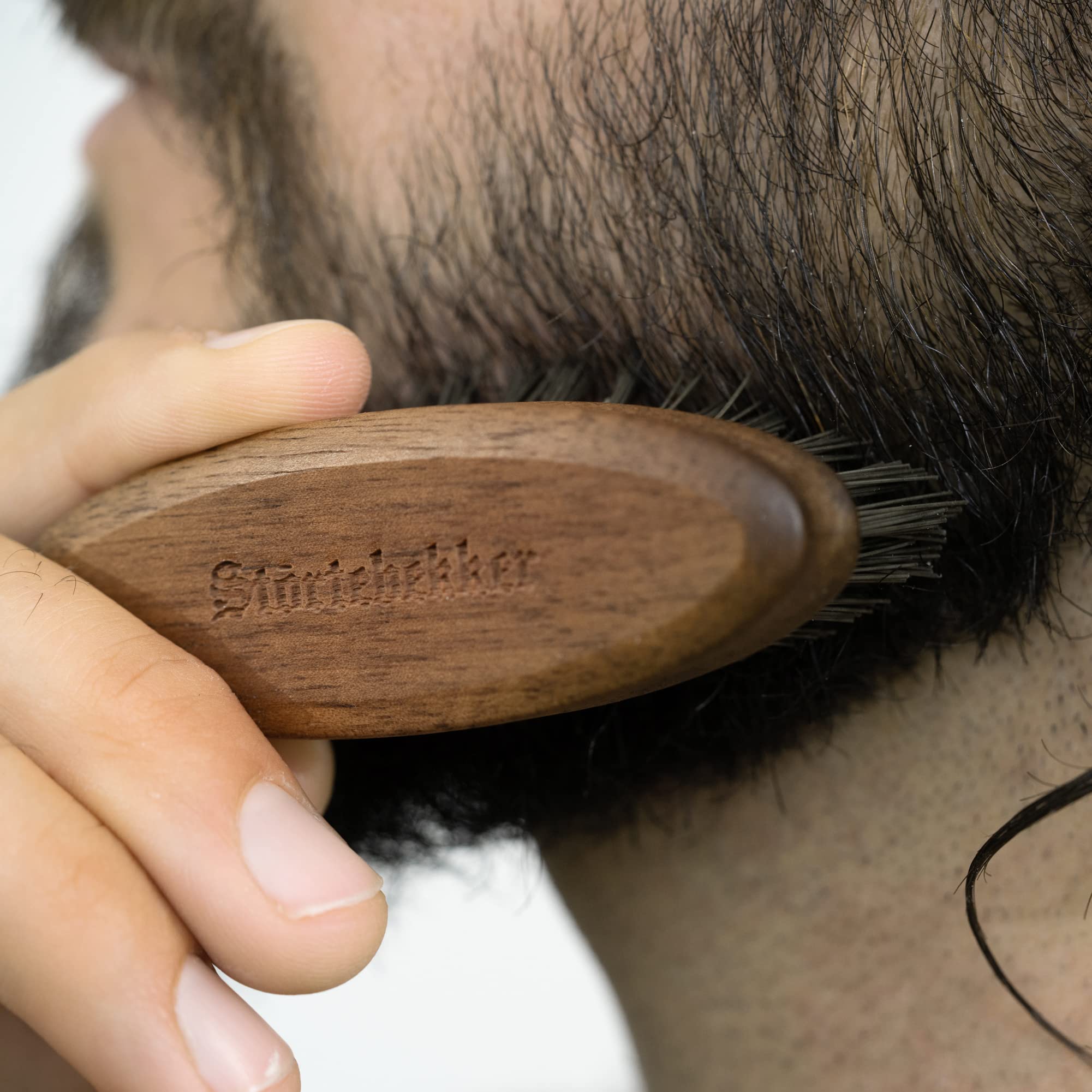 Störtebekker® Spazzola per la barba Premium - Made in Germany - Districa la Barba e Previene il Prurito - Setole BioniFil Sostenibili - Legno di Noce - Spazzola per Barba (Normale)