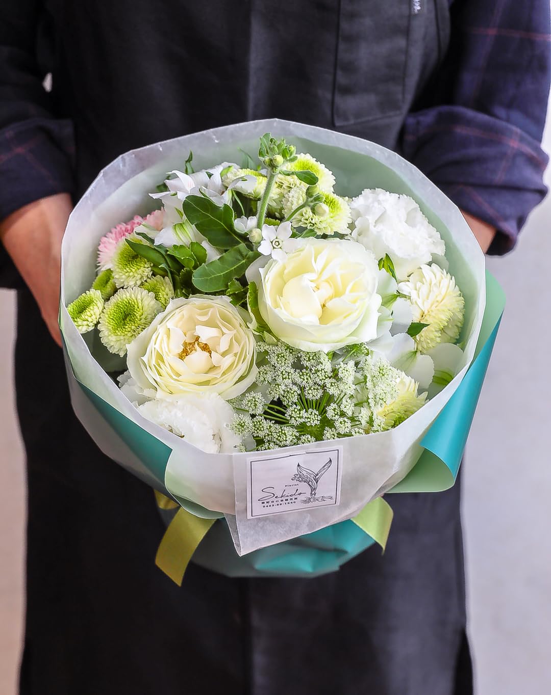 Amazon｜フローリストせきど ブーケ Mサイズ (ホワイト&グリーン