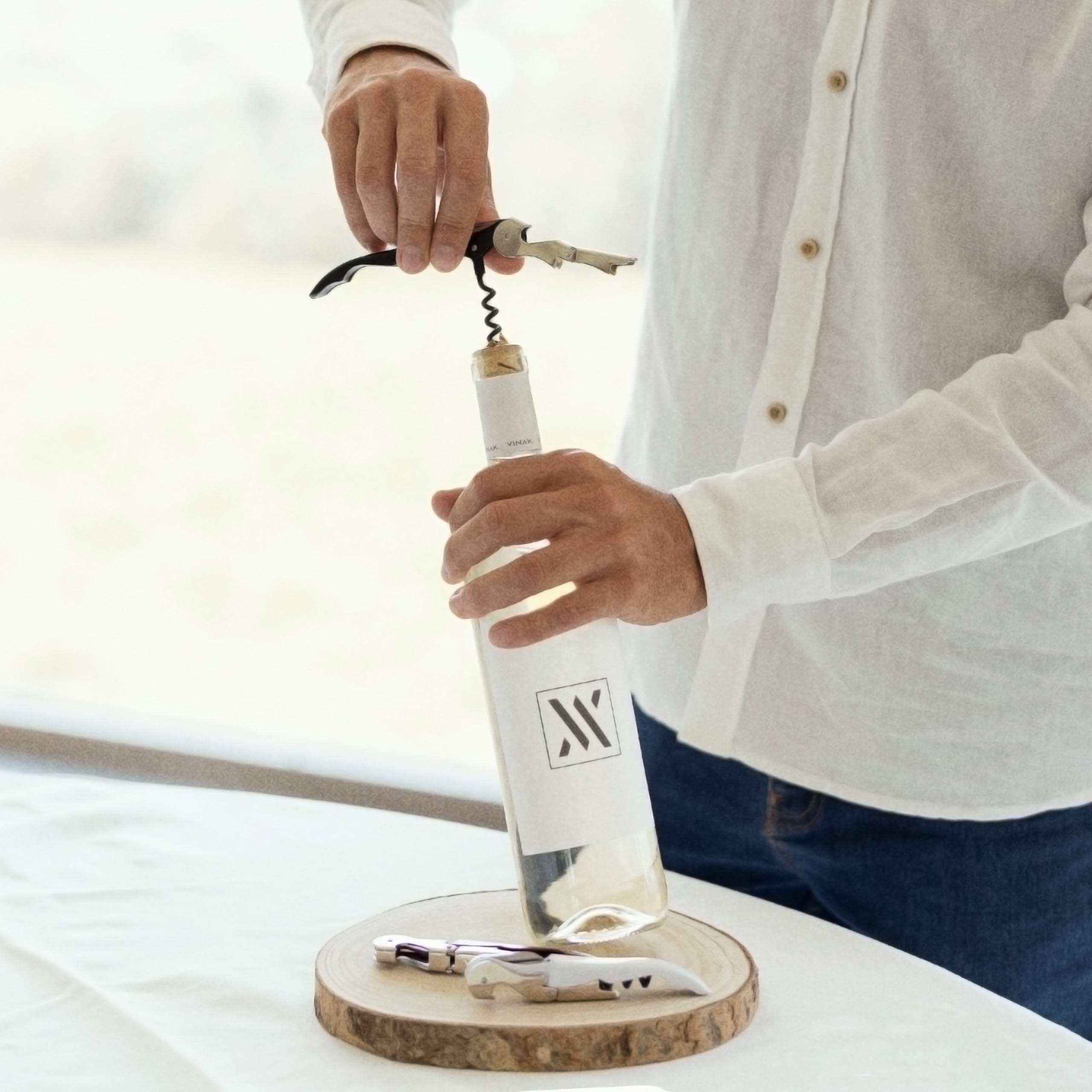 VINAK - Sacacorchos CAMARERO profesional en acero inoxidable con abrebotellas + doble apoyo articulado + navaja cortacápsulas y espiral teflonada (Negro)